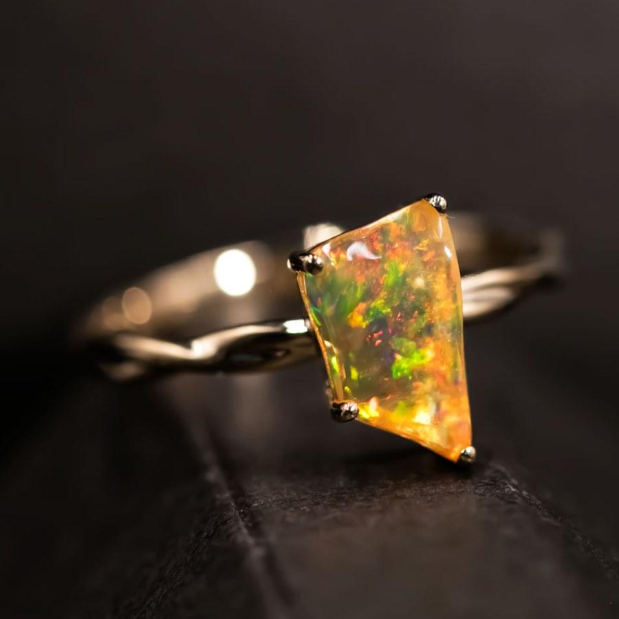 Mexican Fire Opal Twist Band Engagement Ring 18K Yellow Gold In New Condition For Sale In Suwanee, GA