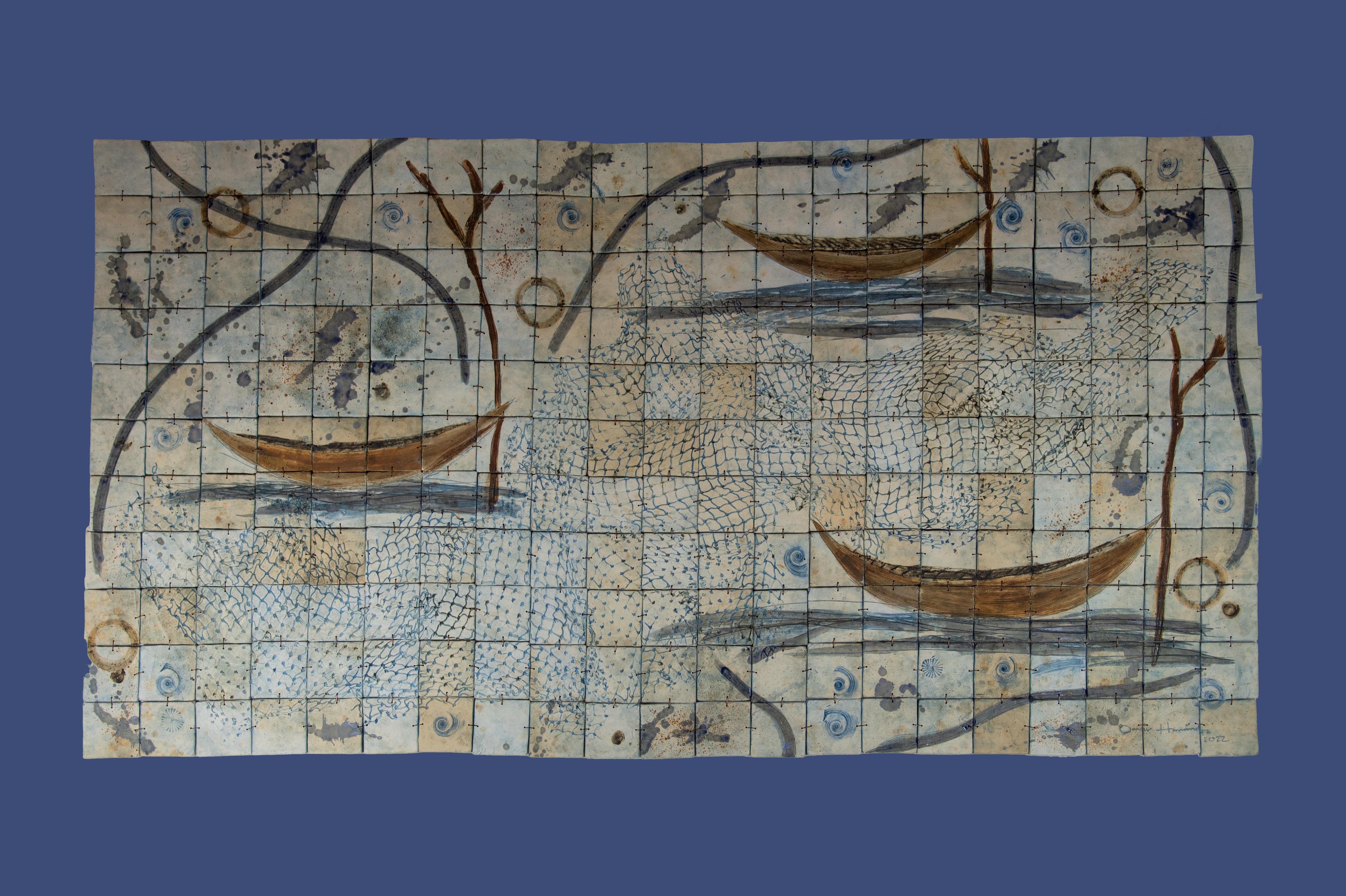 Diese organische Wanddekoration besteht aus Abdrücken von Fischerbooten, die zu einem großen Wandbild zusammengefügt sind. Der rustikale Stil wird durch die Verwendung von Pigmenten wie Emaille und Lehm erzielt. Perfekt, um große Wände und offene