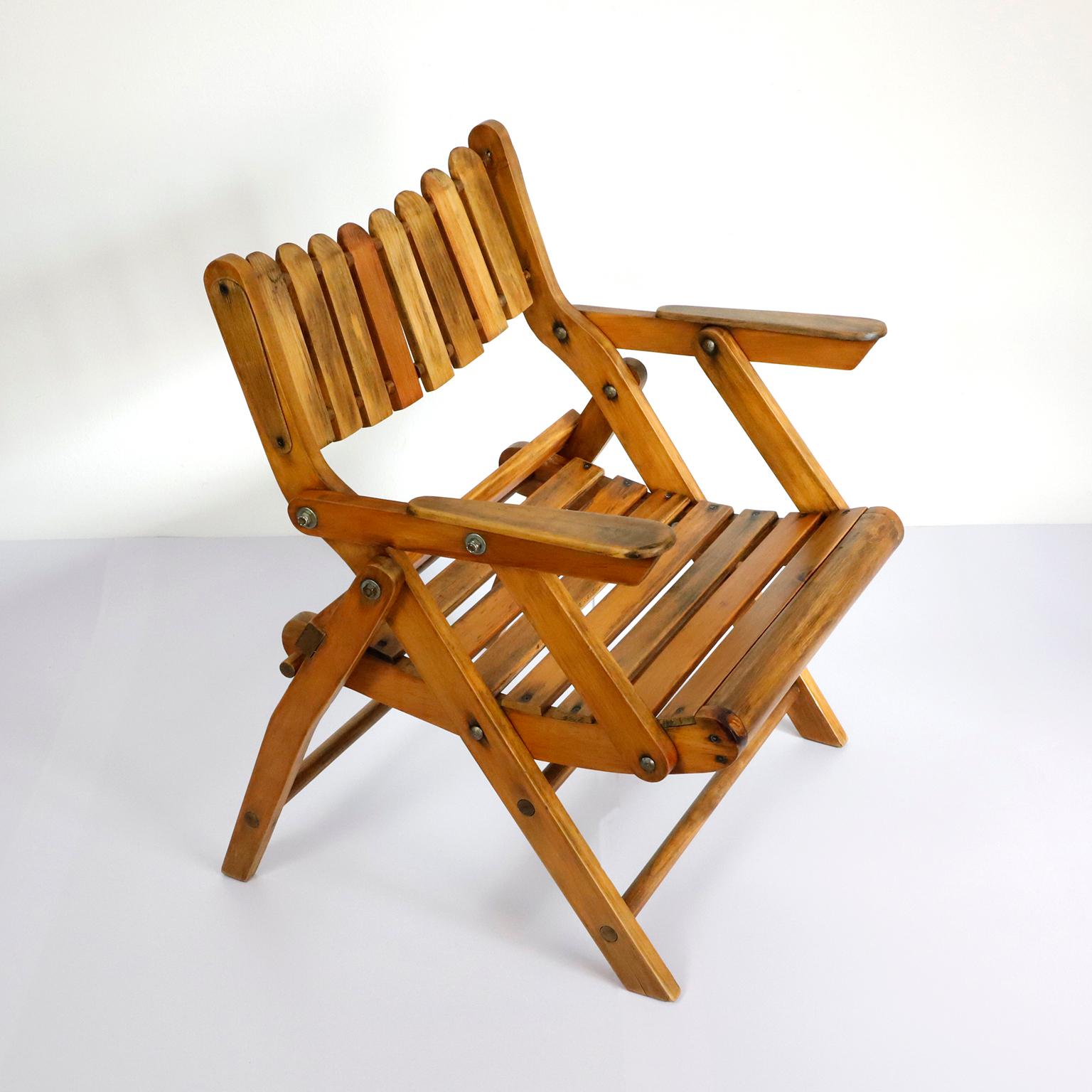 Circa 1960, we offer this pair of Mexican folding armchairs in pine wood. Recently restored.