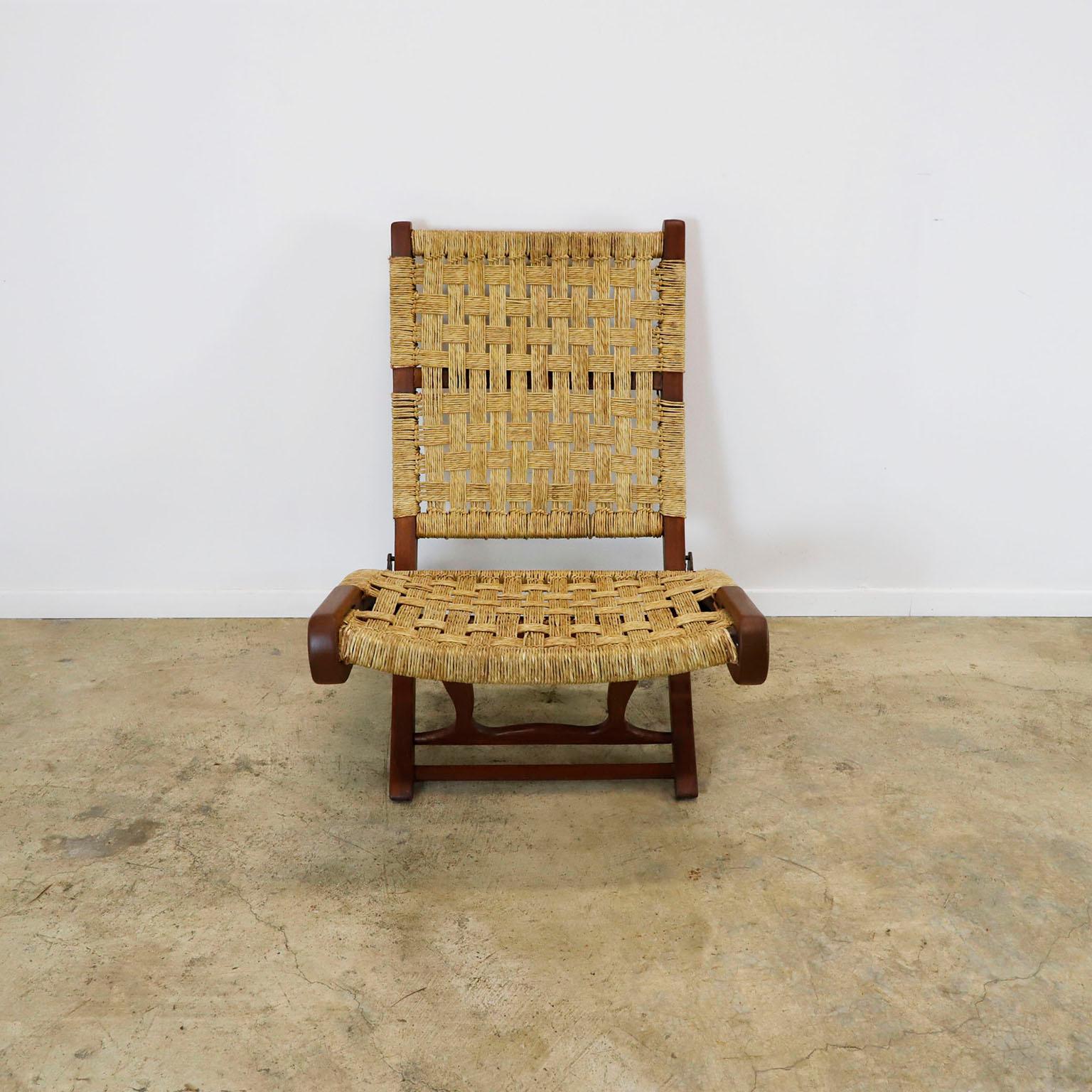 We offer this rare Mexican folding chair by Muebles Toluca, circa 1960. Made in solid wood and natural palm cords.