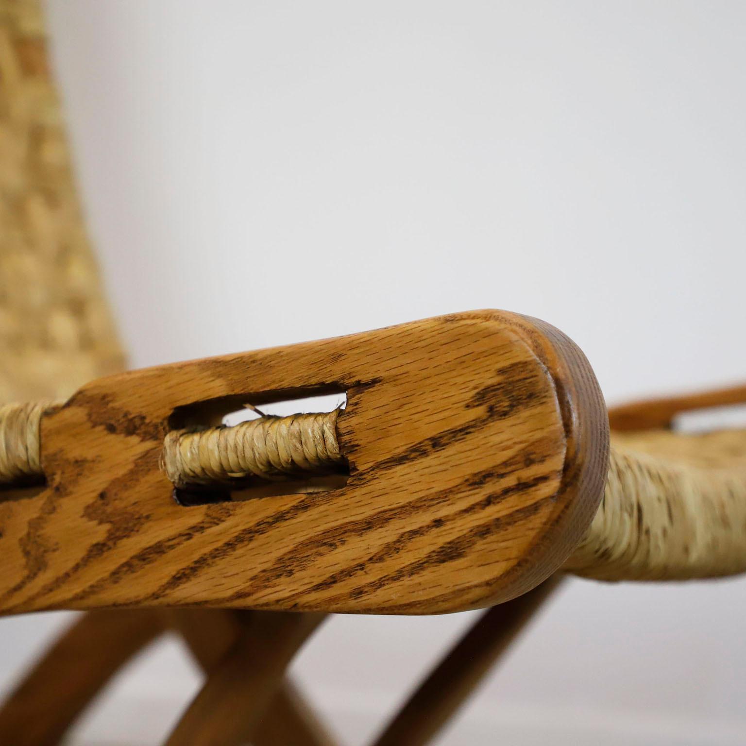 We offer this rare Mexican folding chair by Muebles Toluca, circa 1960. Made in solid oak wood and natural palm cords.