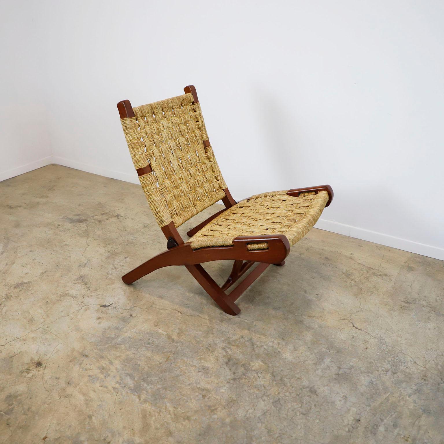 We offer this rare Mexican folding chair by Muebles Toluca, circa 1960. Made in solid cedar wood and natural palm cords.