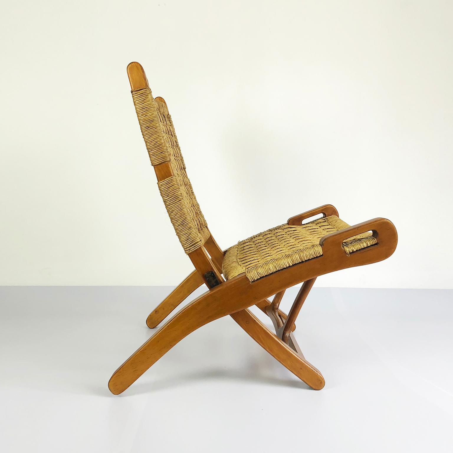 We offer this rare Mexican folding chair by Muebles Toluca, circa 1960. Made in primavera wood and natural palm cords.