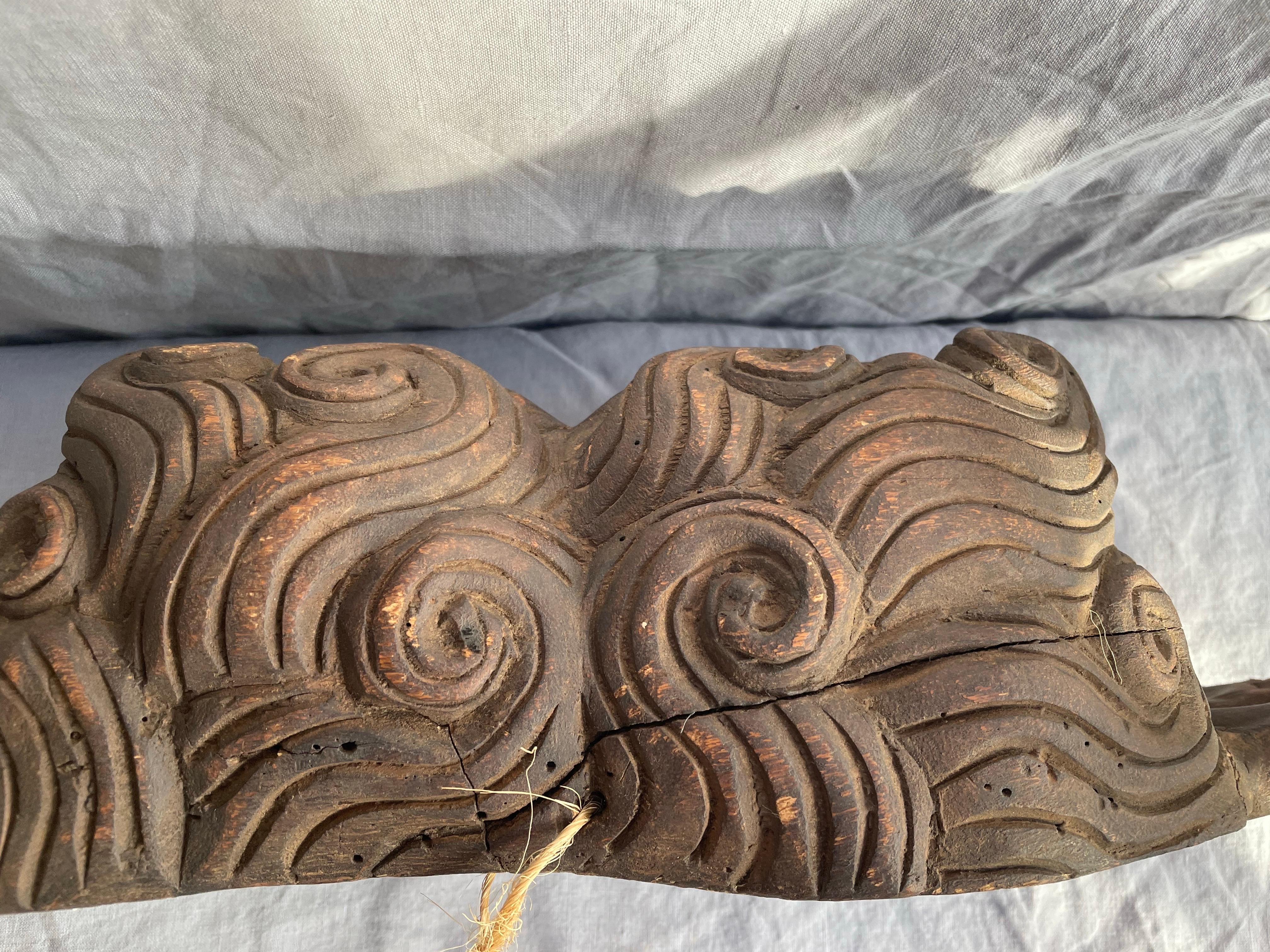 Un double chérubin expressif et plein d'âme, sculpté à la main au Mexique vers la fin du XVIIIe siècle ou le début du XIXe siècle. Cette remarquable sculpture murale présente deux visages de chérubins encadrés par des boucles et des ailes fluides.