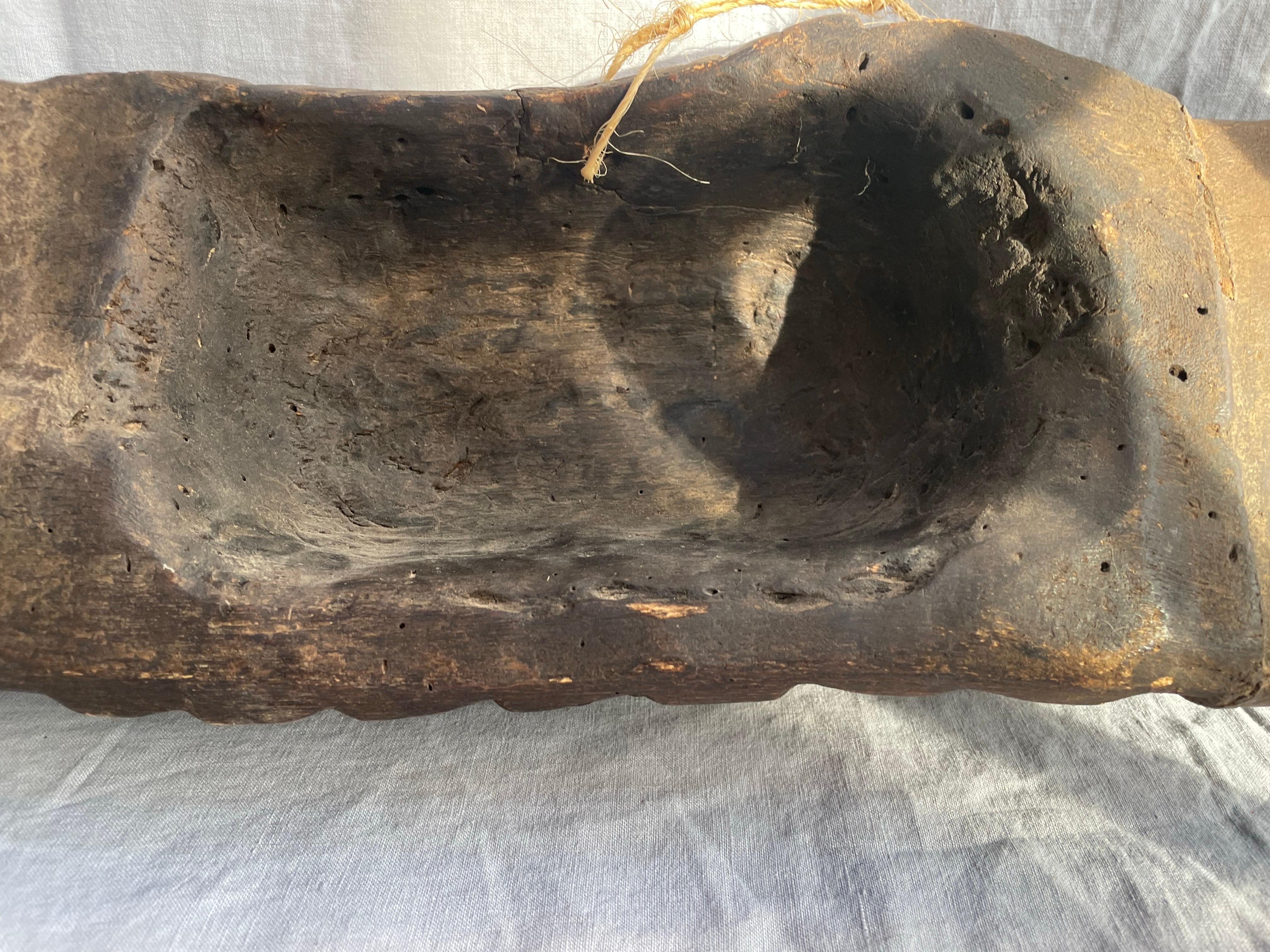 Sculpté à la main Art populaire mexicain Double chérubin sculpté en bois polychrome en vente