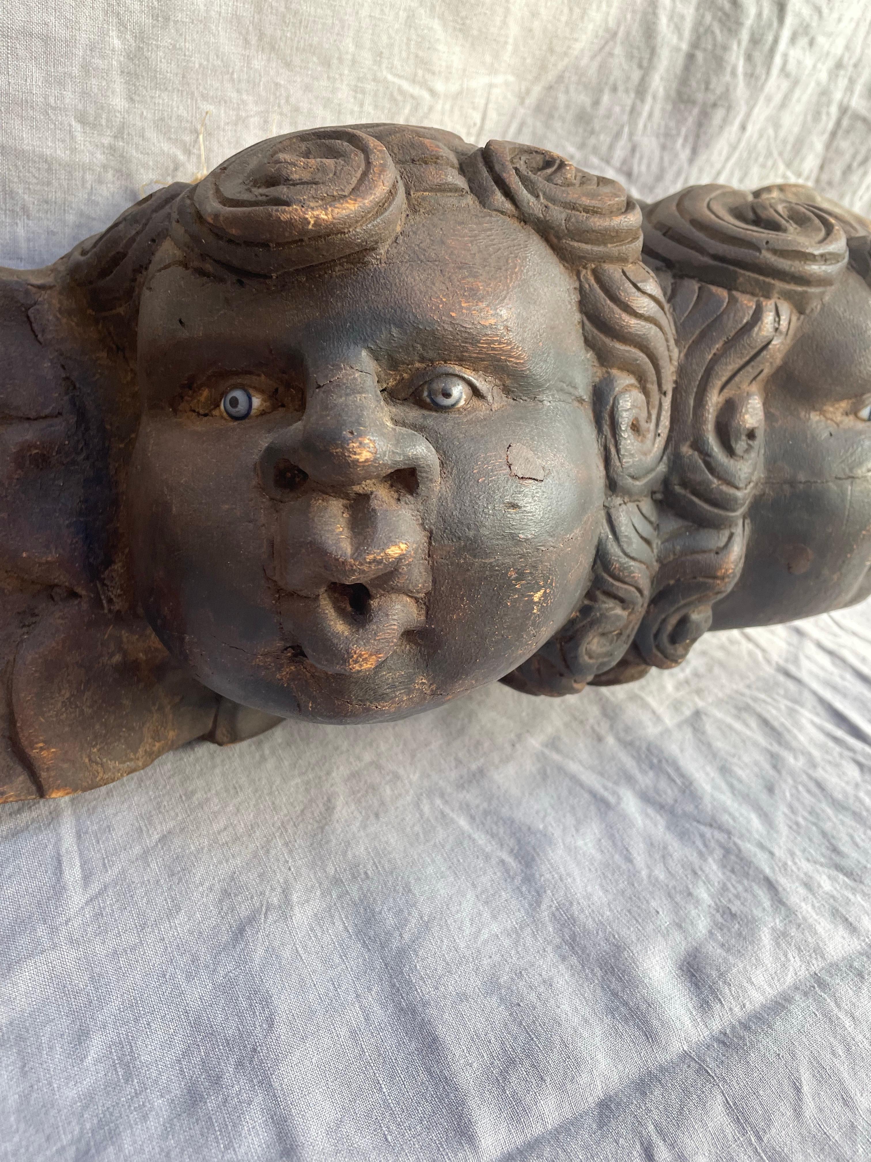 Art populaire mexicain Double chérubin sculpté en bois polychrome Bon état - En vente à Northport, MI