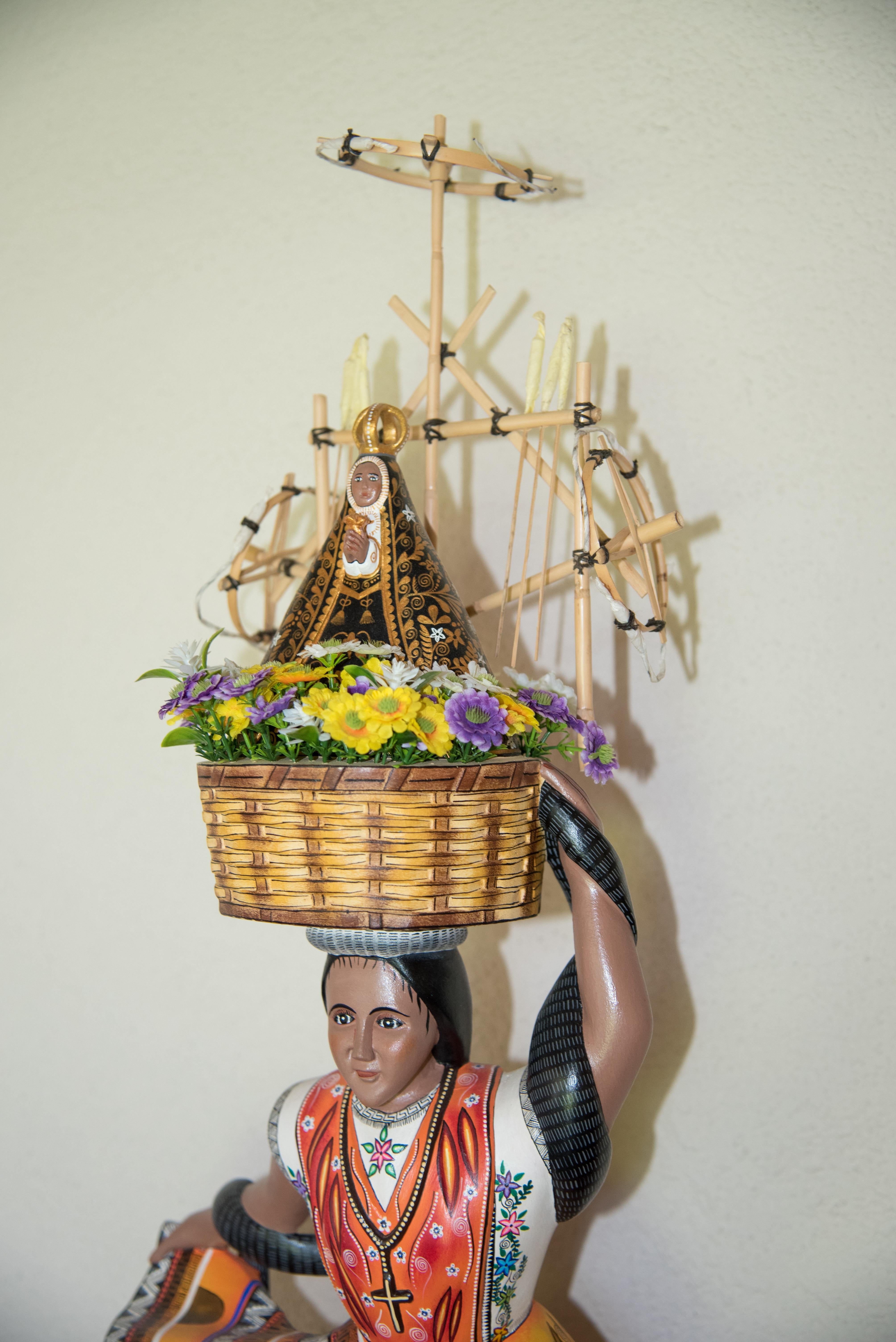 Dieses einzigartige Stück von Meisterhandwerkern, dem Ehepaar Manuel und Ruby Cruz, ist das Ergebnis einer lebenslangen Hingabe an die Kunst der Holzschnitzerei. Schöne Volkskunst-Skulptur des traditionellen Guelaguetza-Festtanzes. 

MATERIAL und
