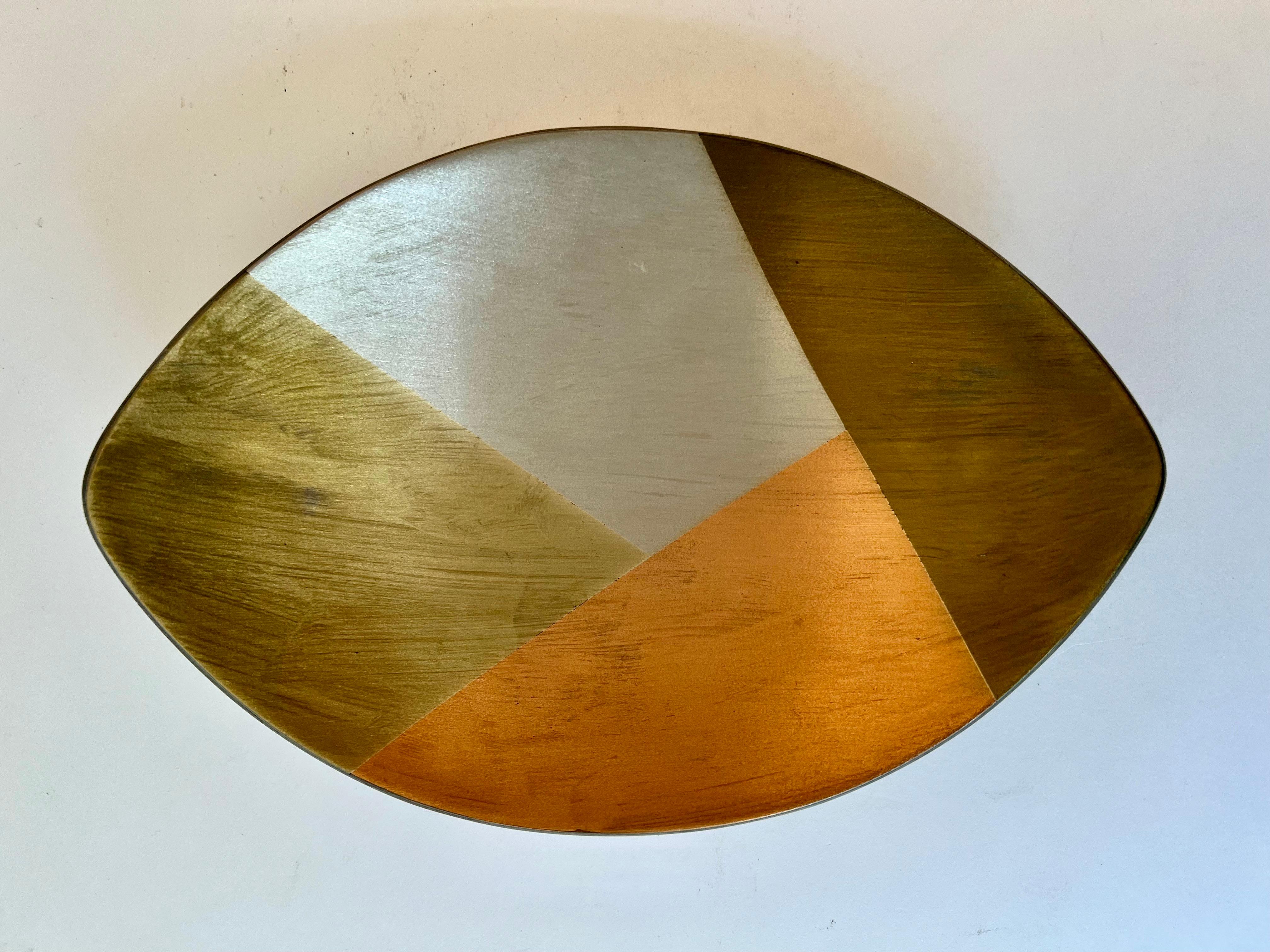 Eine ovale mexikanische Schale aus gemischtem Metall aus vier Metallen - Bronze, Messing, Kupfer und  Silber.  Die Oberfläche ist aus gebürstetem Gesamtmetall.  Die Füße sind aus Messing oder Kupfer und haben die Form einer runden Kugel.  

Ein sehr