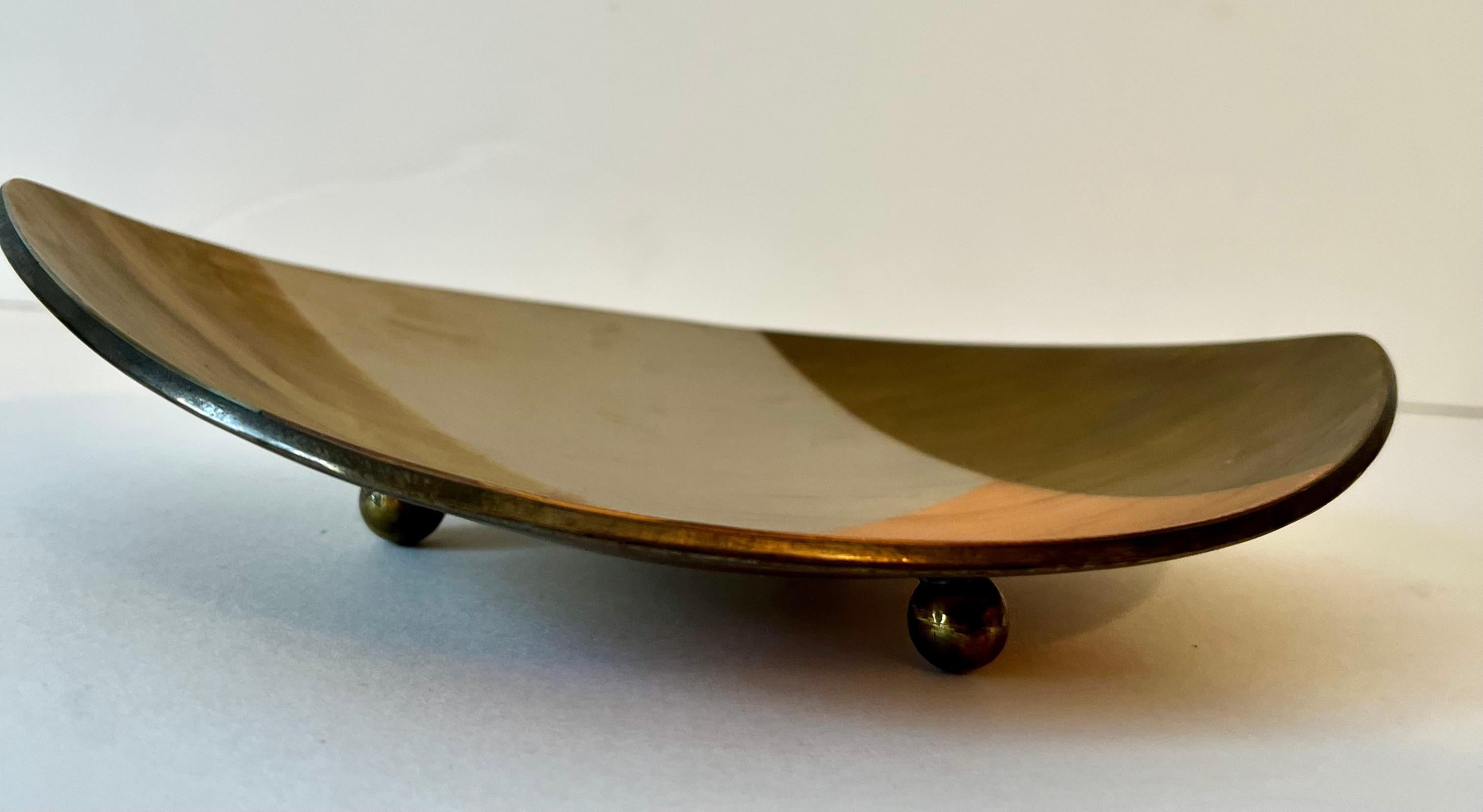 Mexican  Footed Mixed Metal Bowl of Copper Brass Bronze and Silver In Good Condition For Sale In Los Angeles, CA