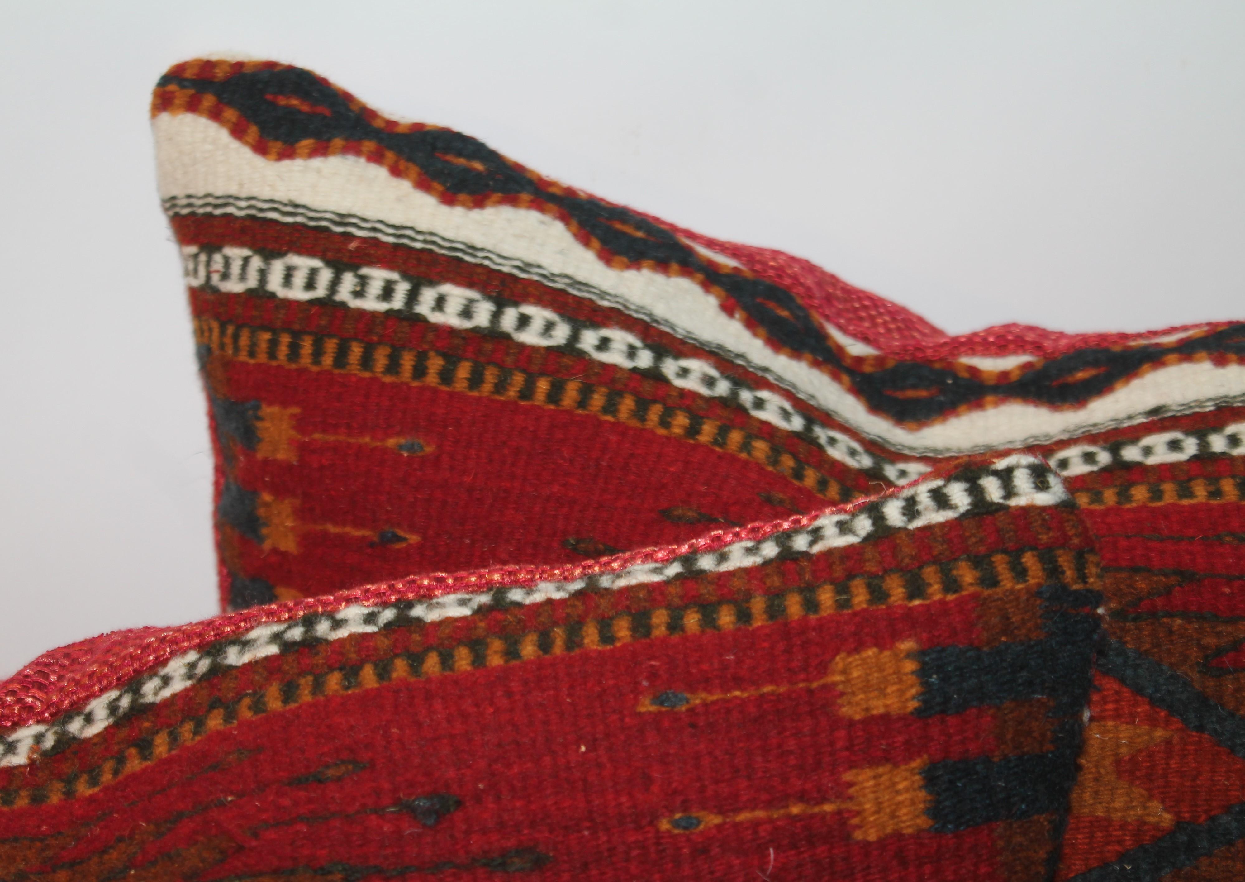 Coussins en tissage indien mexicain en bon état, avec un dos en lin de coton noir.

Les oreillers mesurent 
18 x 21 et 17 x 21.