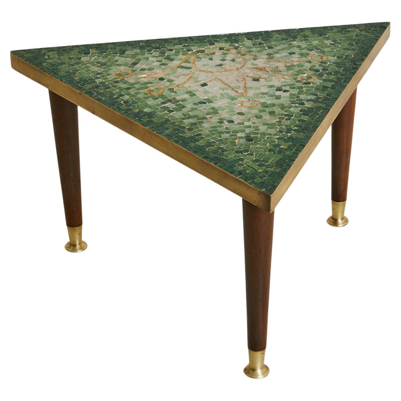 Mesa auxiliar triangular mexicana de mosaico verde de Genaro Álvarez, años 60