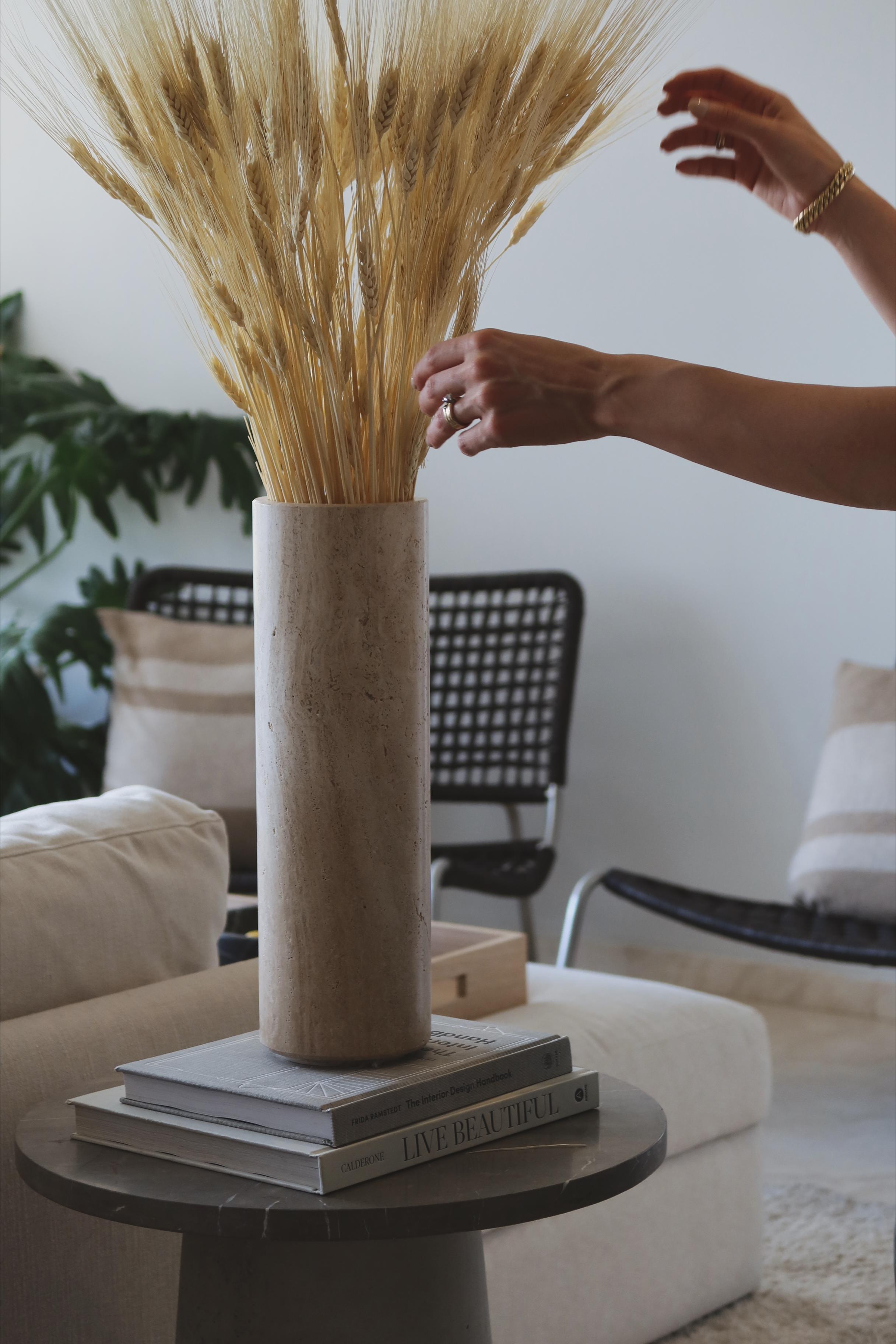 Introducing an exquisite sculptural marble vase, expertly crafted by Mexican marble artisans. Available in five stunning varieties of marble including black Monterrey, white Veneciano, gray Rochelle, gray Santo Tomas, and Travertine, this florero is