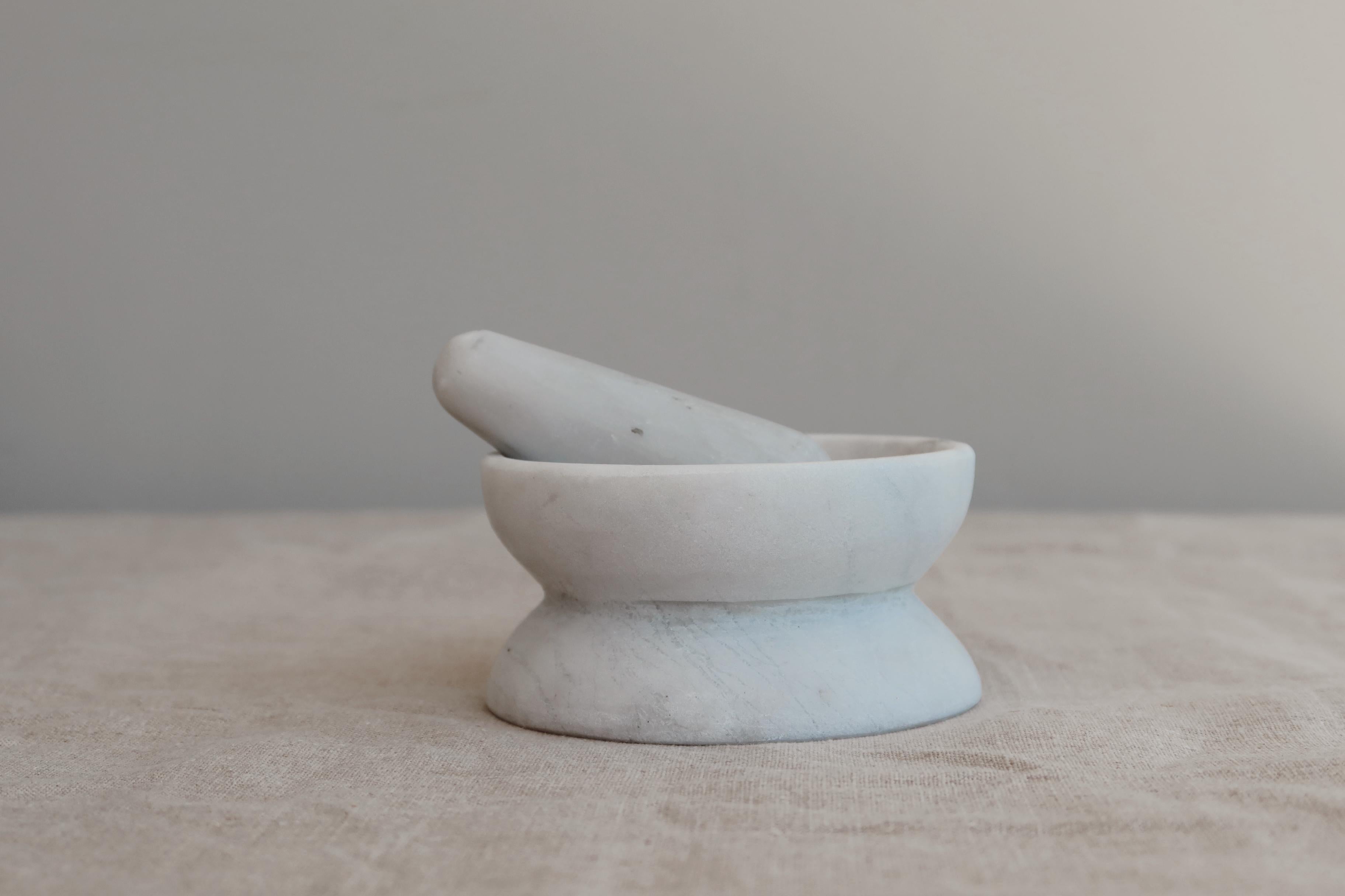The small Mexican molcajete, exquisitely handcrafted from locally sourced marbles like travertine marble, white Veneciano marble, black Queretaro marble, and gray Santo Tomas marble, is specifically designed for grinding and blending spices such as