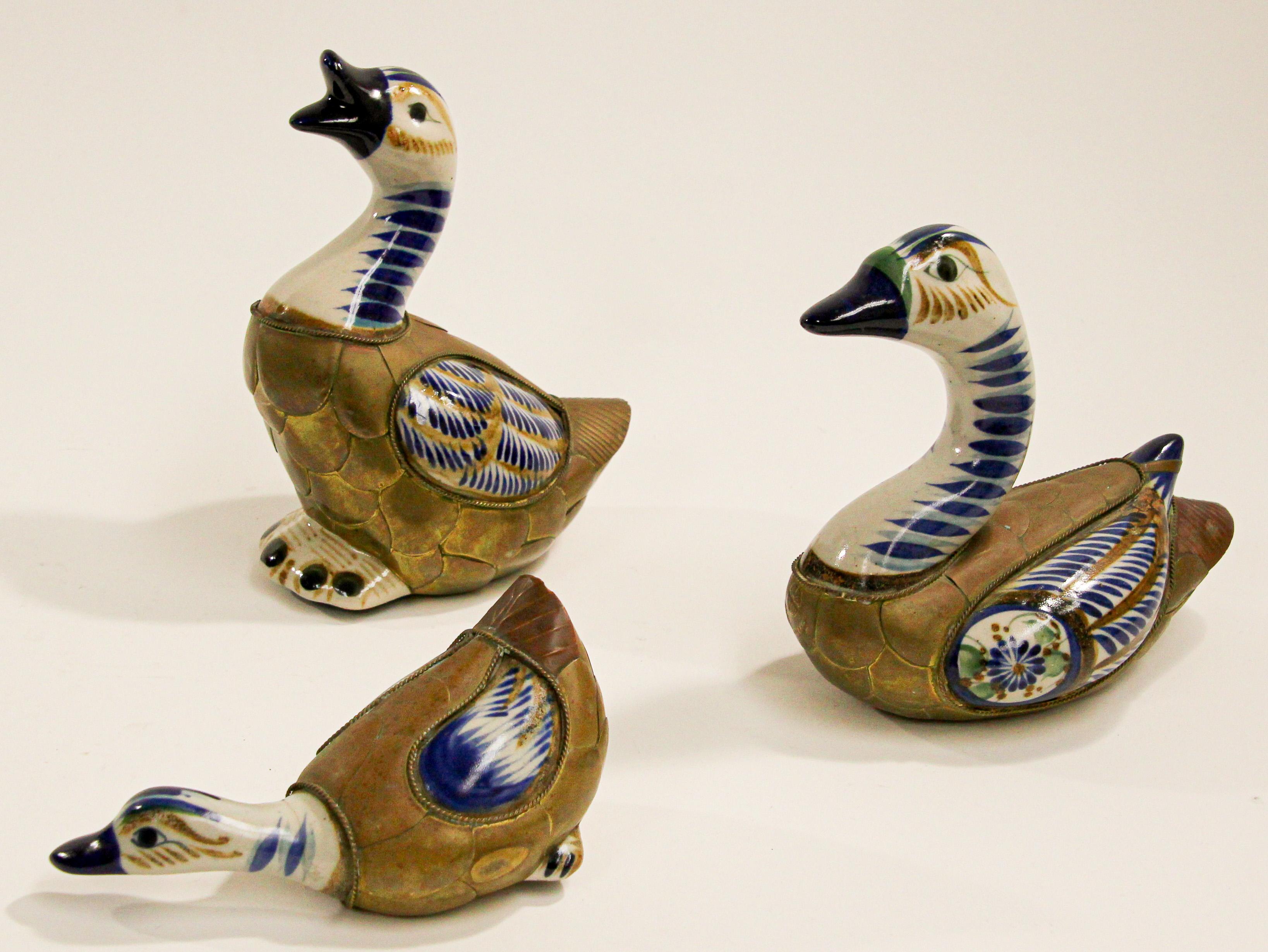 Vintage Mexican Tonala hand painted pottery birds Folk Art with brass decoration in the style of Sergio Bustamante.
Vintage Mexican ceramic and brass hand painted Tonala pottery ducks.
Flora de la Cruz Acapulco Gro Mexico hand painted ceramic, set