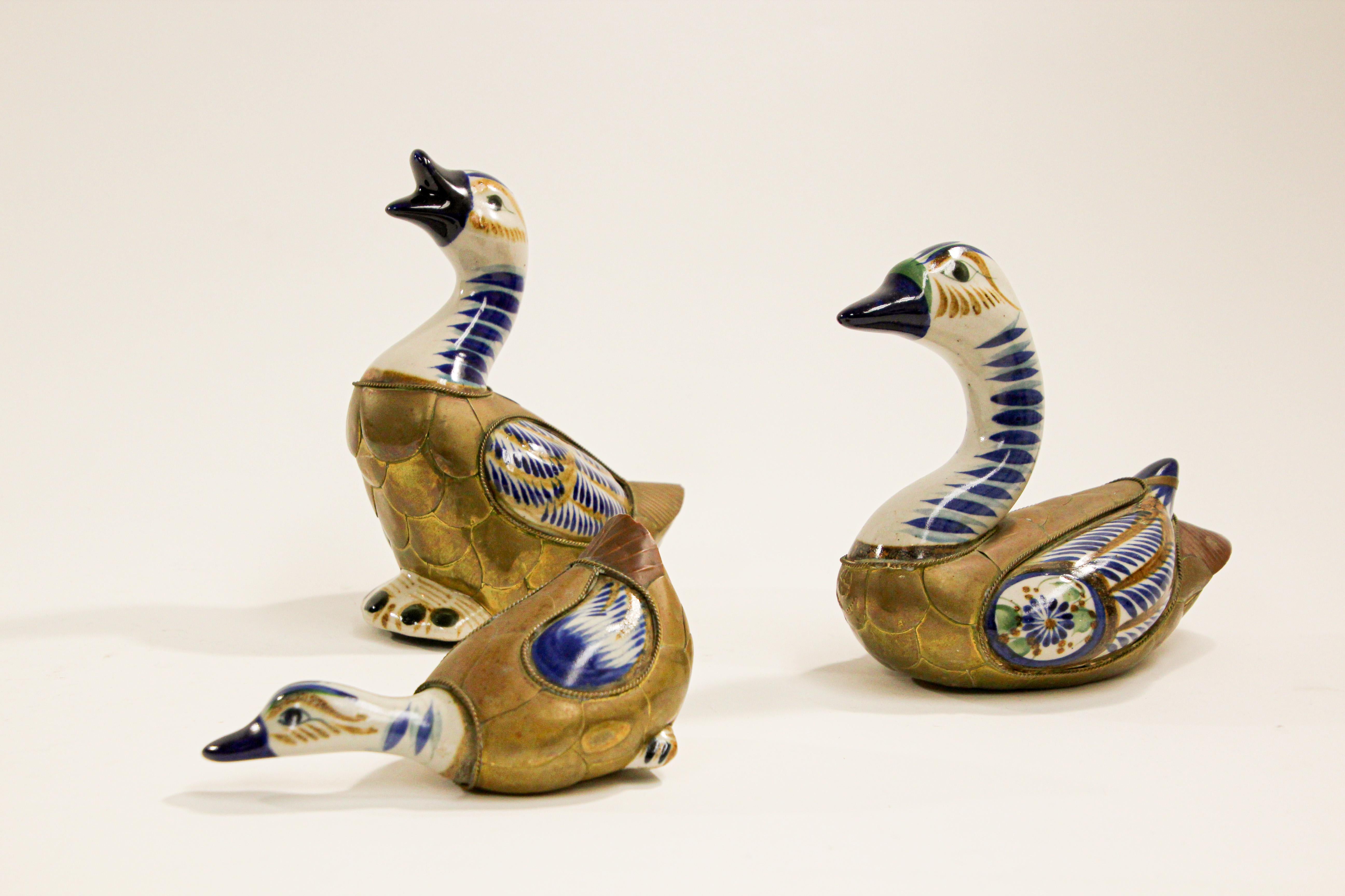 Arte popolare Set di tre anatre messicane dipinte a mano e colorate di Tonala Pottery in vendita