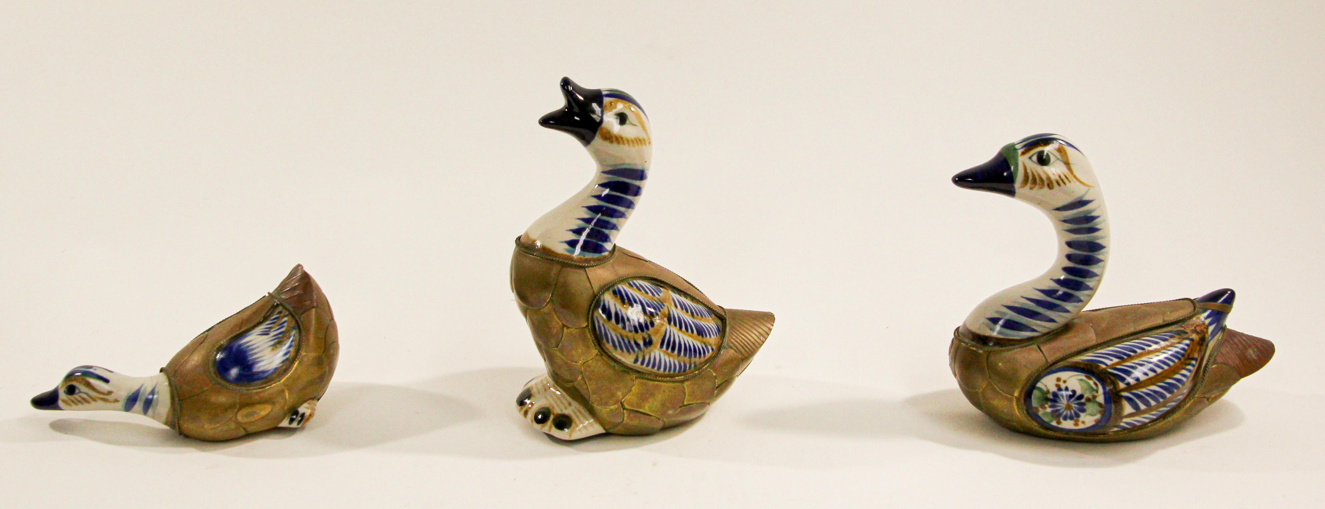 Mexican Hand Painted Colorful Tonala Pottery Ducks Set of Three In Good Condition For Sale In North Hollywood, CA
