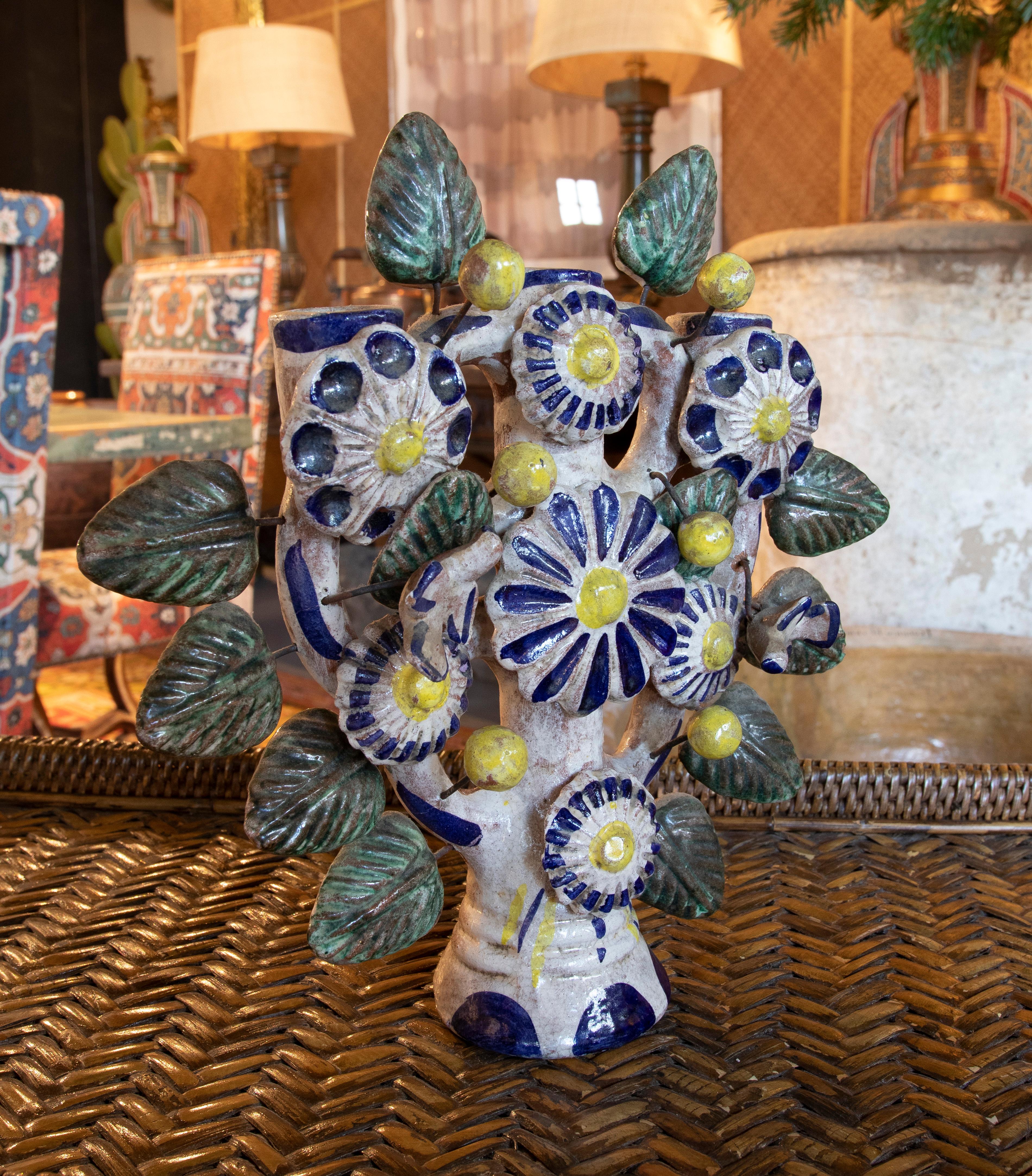 Mexikanischer, handbemalter, glasierter Keramik-Kerzenhalter mit Blumendekoration 