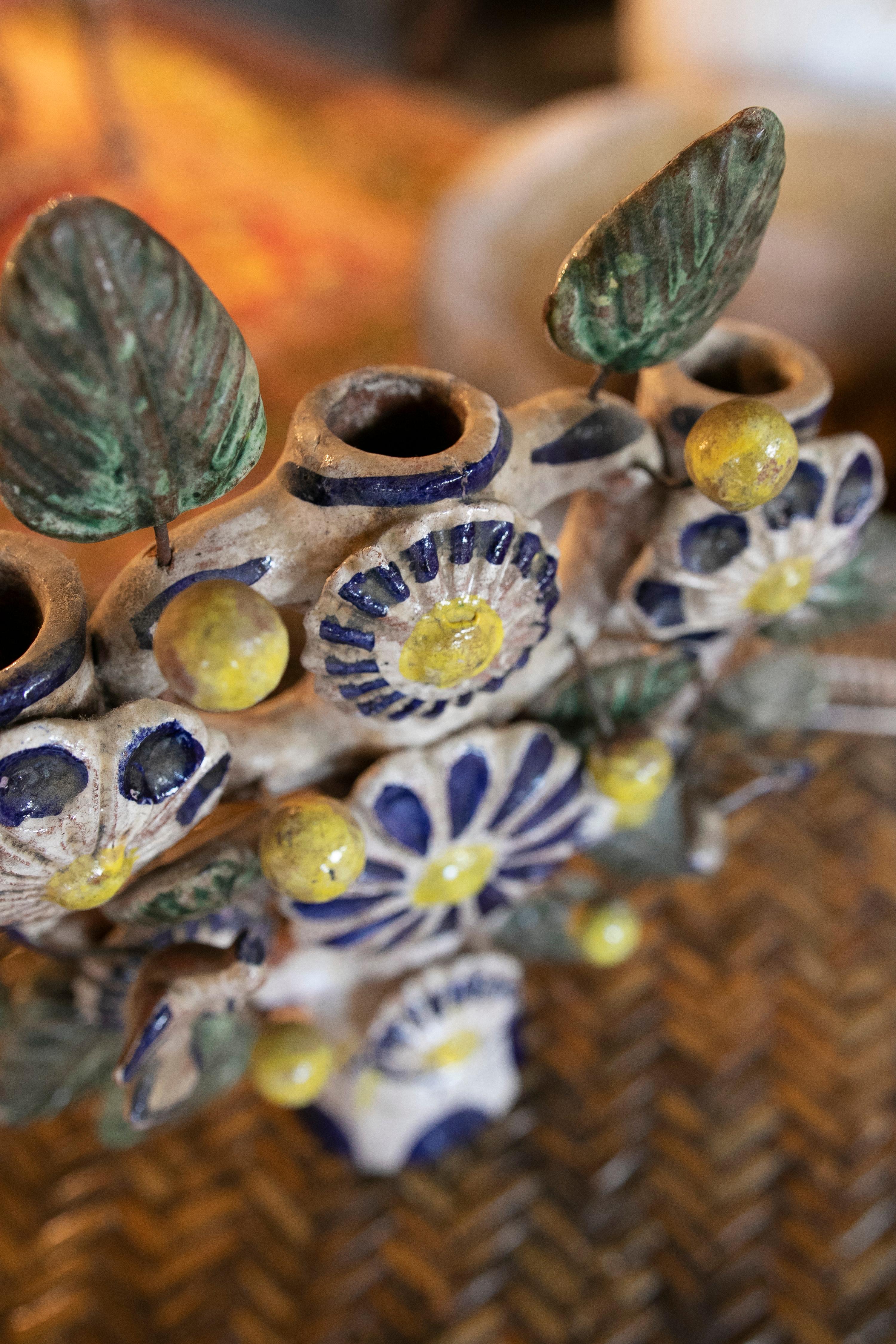 Mexikanisch Handbemalt  Glasierter Kerzenständer aus Keramik mit Blumendekoration  im Angebot 4
