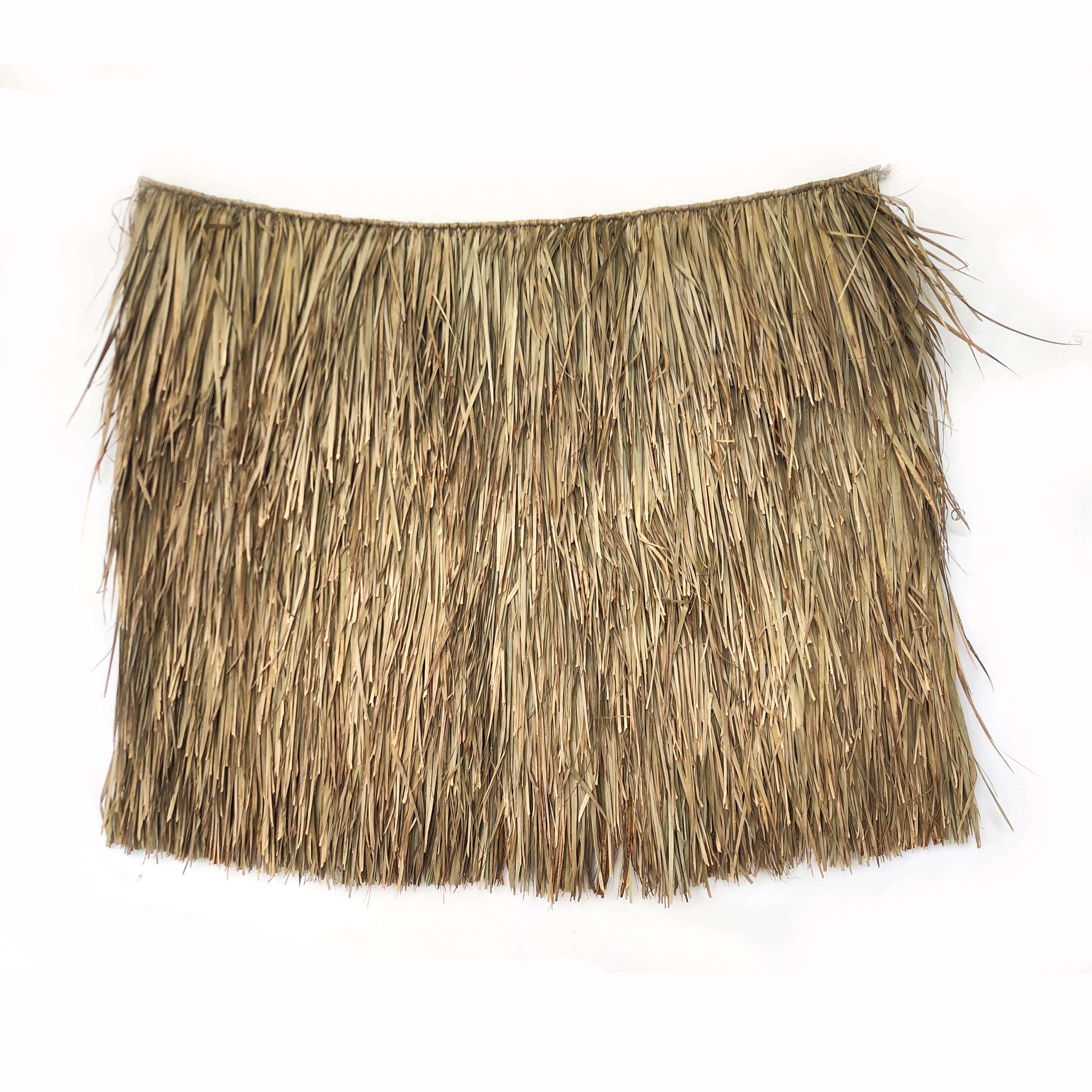 Rare to find raincoat made of braided palm leaves. Of pre-Hispanic origin, it is a woven garment that protects against the rain. Also known as Capisayo in or Capote in other parts of southern Mexico.
Perfect for wall decoration.