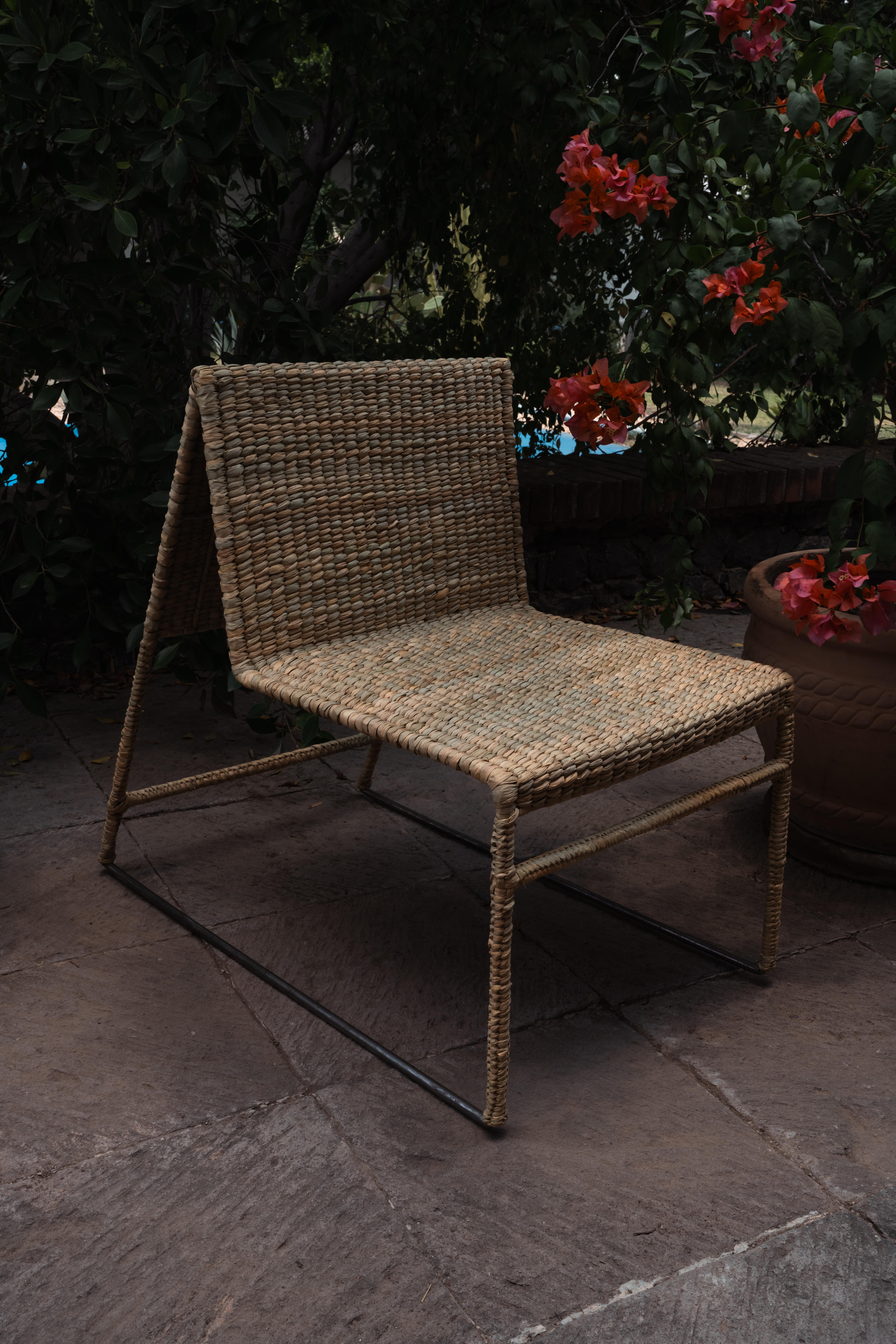 Handcrafted Chuspata Natural Palm Fiber Wood Armchair – A Collaboration of Modern Design and Ancestral Craftsmanship

Nestled in the Michoacán highlands lies Cuanajo, a town deeply rooted in the traditions of the Purépecha people, the largest