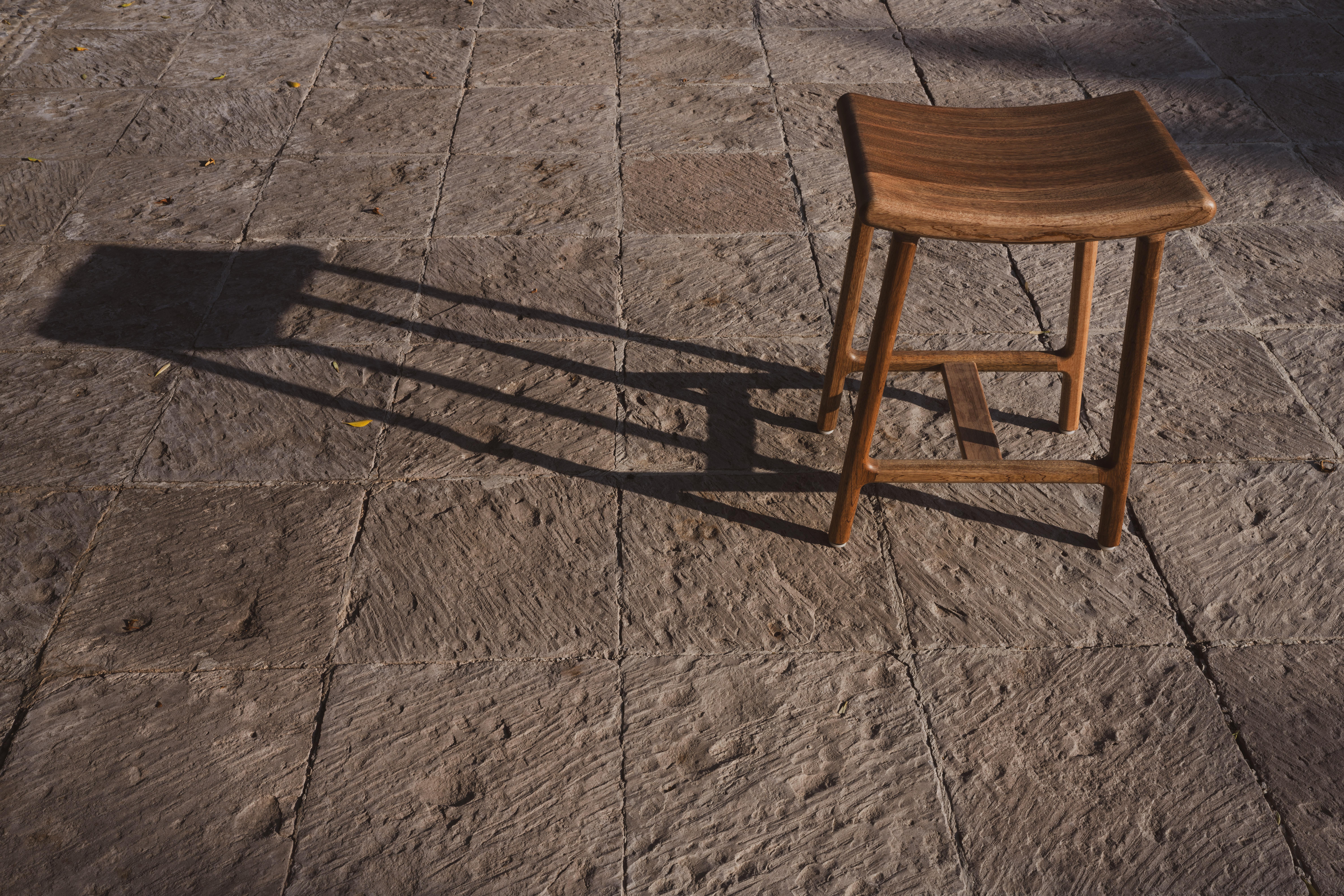 Tabouret de comptoir mexicain en bois massif de Tzalam fait à la main Cuisine moderne du milieu de siècle en vente 2