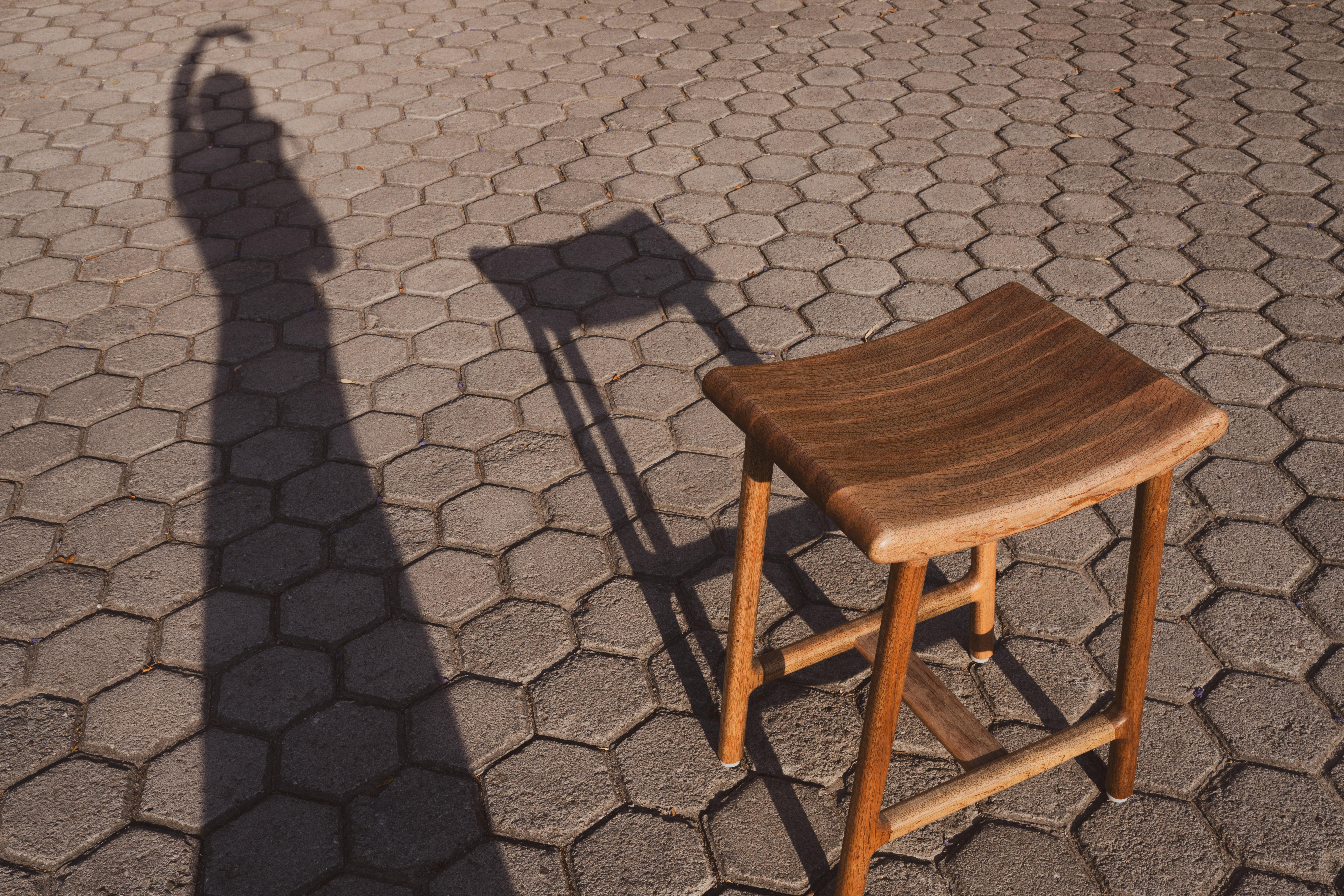 Tabouret de comptoir mexicain en bois massif de Tzalam fait à la main Cuisine moderne du milieu de siècle en vente 3