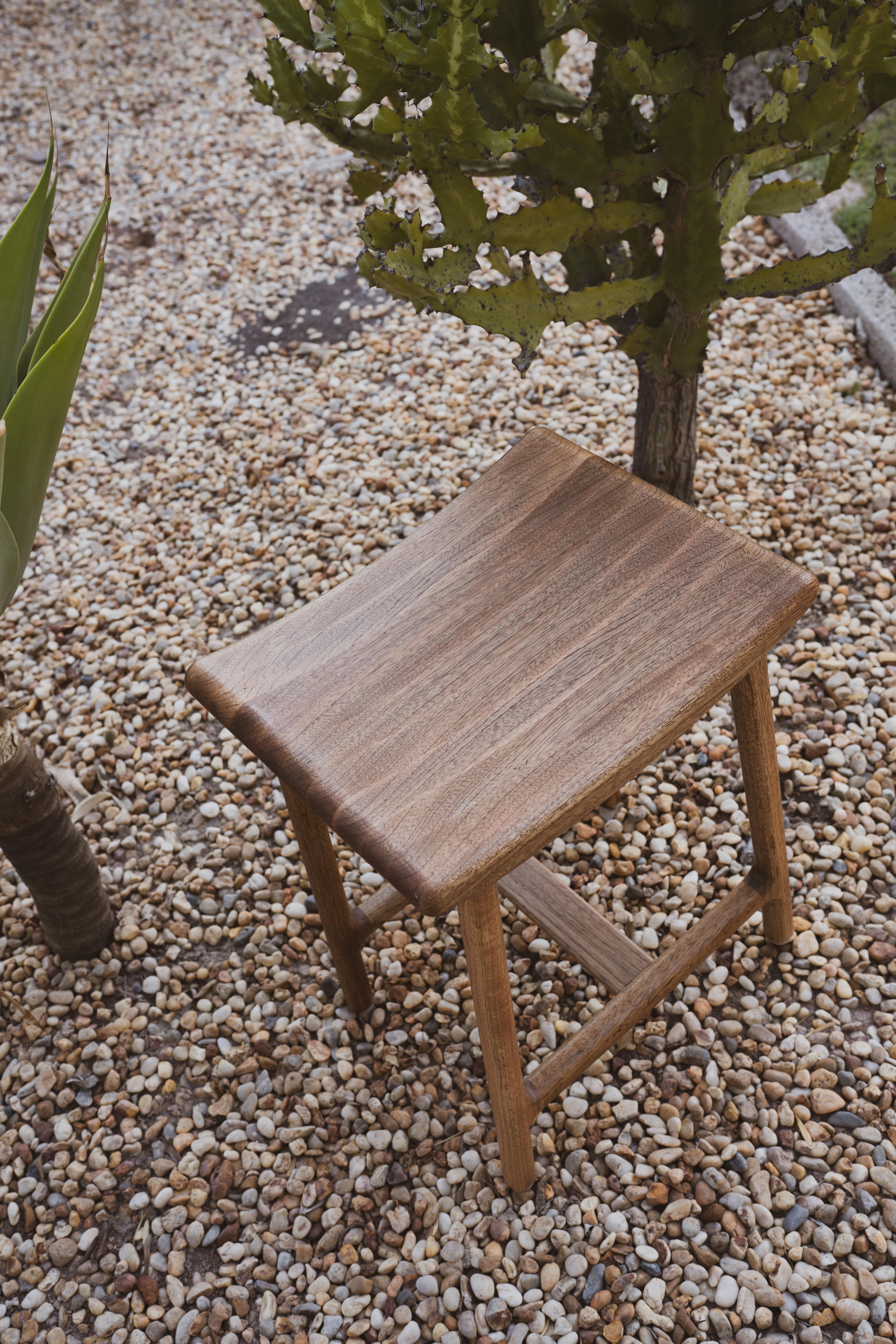 Mid-Century Modern Tabouret de comptoir mexicain en bois massif de Tzalam fait à la main Cuisine moderne du milieu de siècle en vente