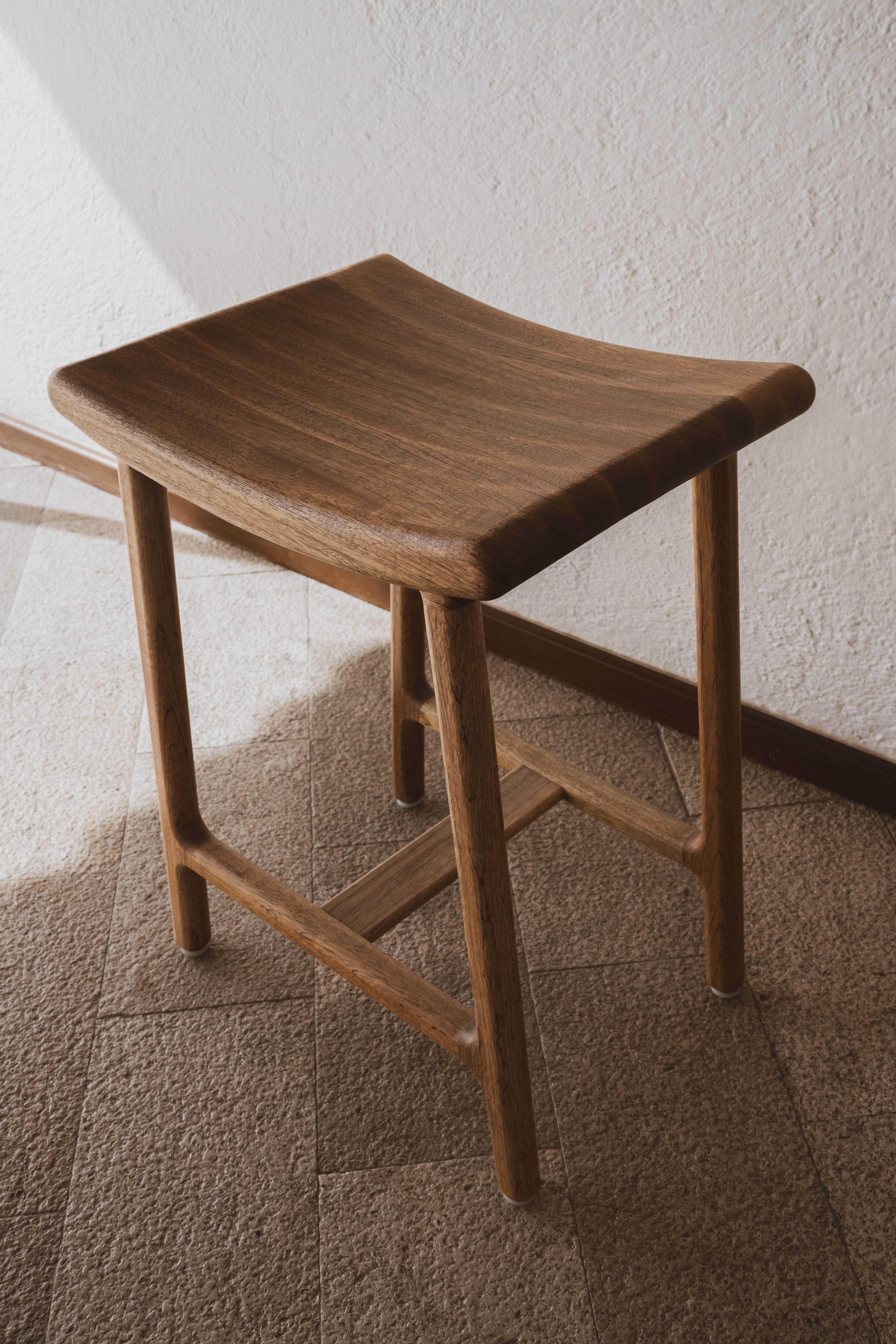 Mexicain Tabouret de comptoir mexicain en bois massif de Tzalam fait à la main Cuisine moderne du milieu de siècle en vente