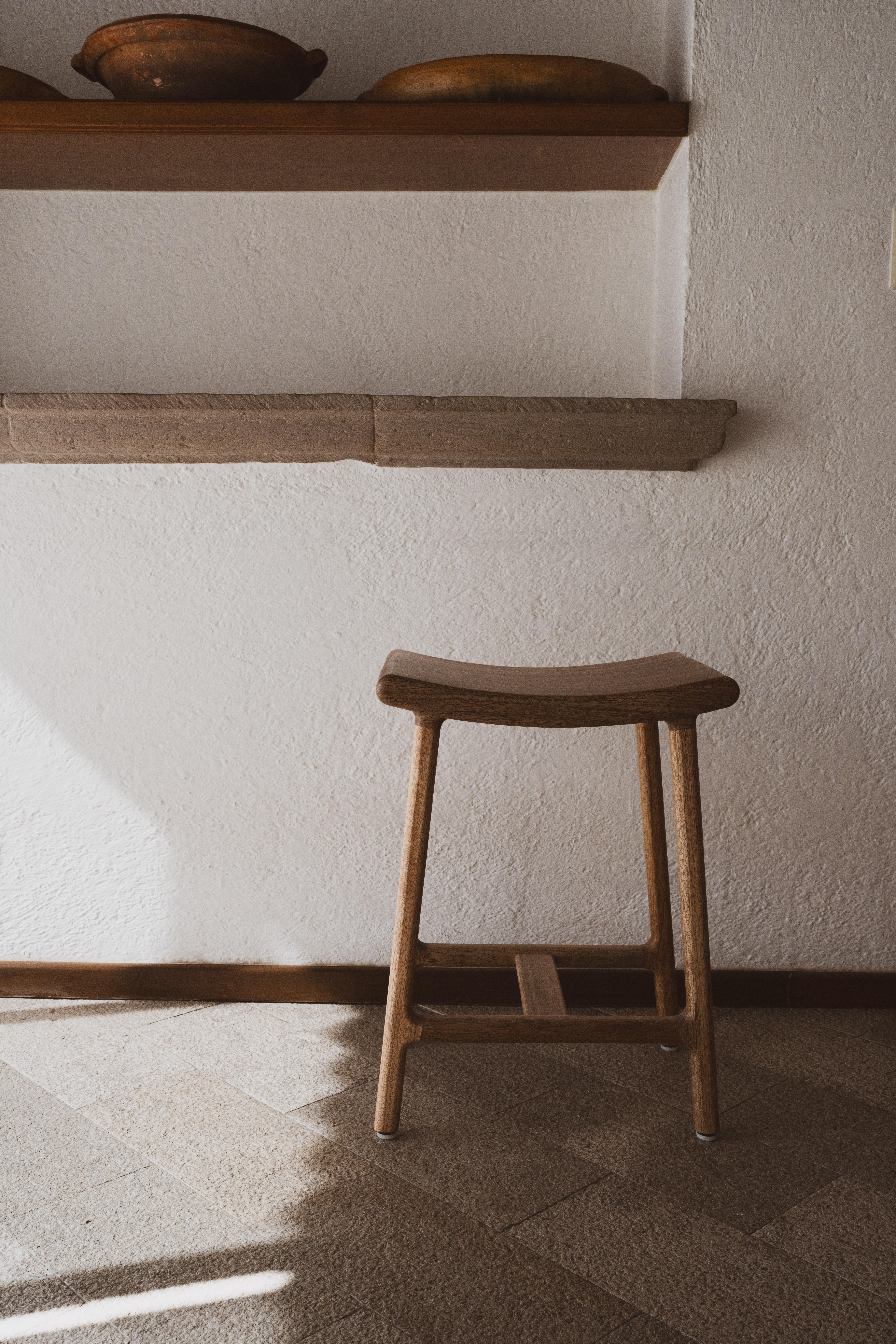 Tabouret de comptoir mexicain en bois massif de Tzalam fait à la main Cuisine moderne du milieu de siècle Neuf - En vente à Queretaro, Queretaro
