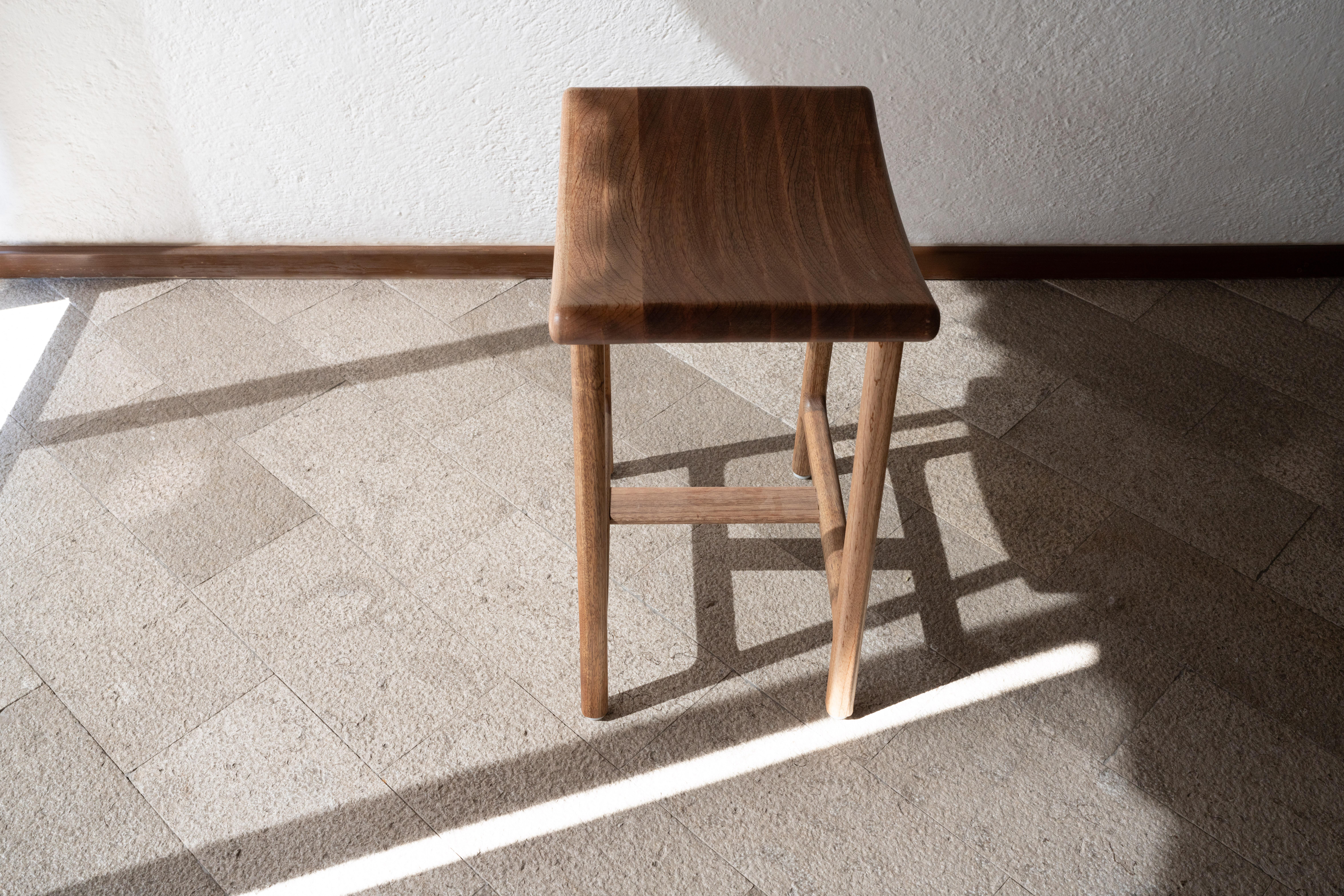 Bois Tabouret de comptoir mexicain en bois massif de Tzalam fait à la main Cuisine moderne du milieu de siècle en vente