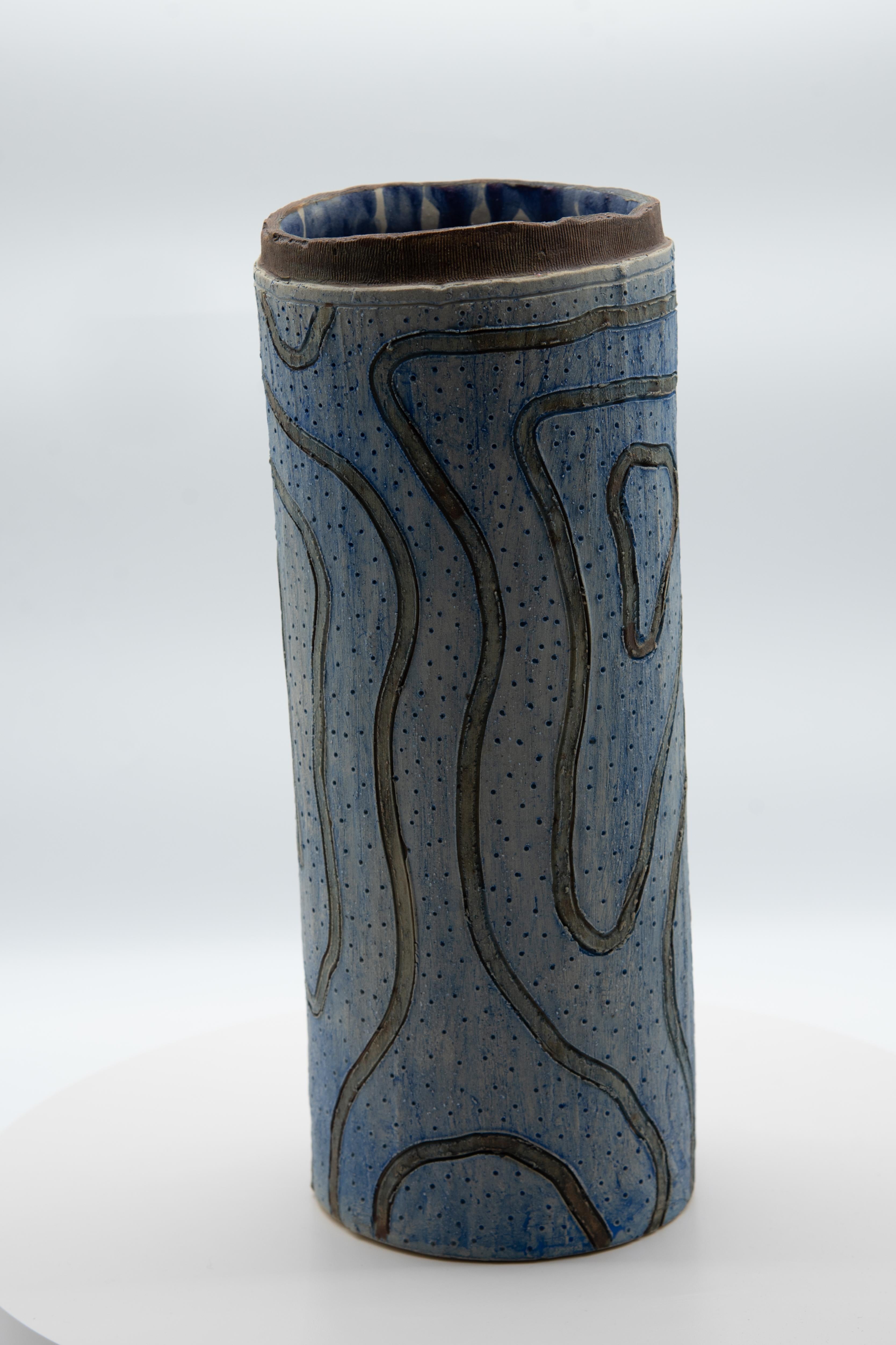 Schöne organische moderne Vase mit blauen Oxiden und Erden bemalt. Linien-Sgraffito-Technik. 

Über den Künstler: 
Die Tradition zu nutzen, um sich weiterzuentwickeln, zu transformieren und zu erneuern - all das ist Teil der Arbeit von Omar