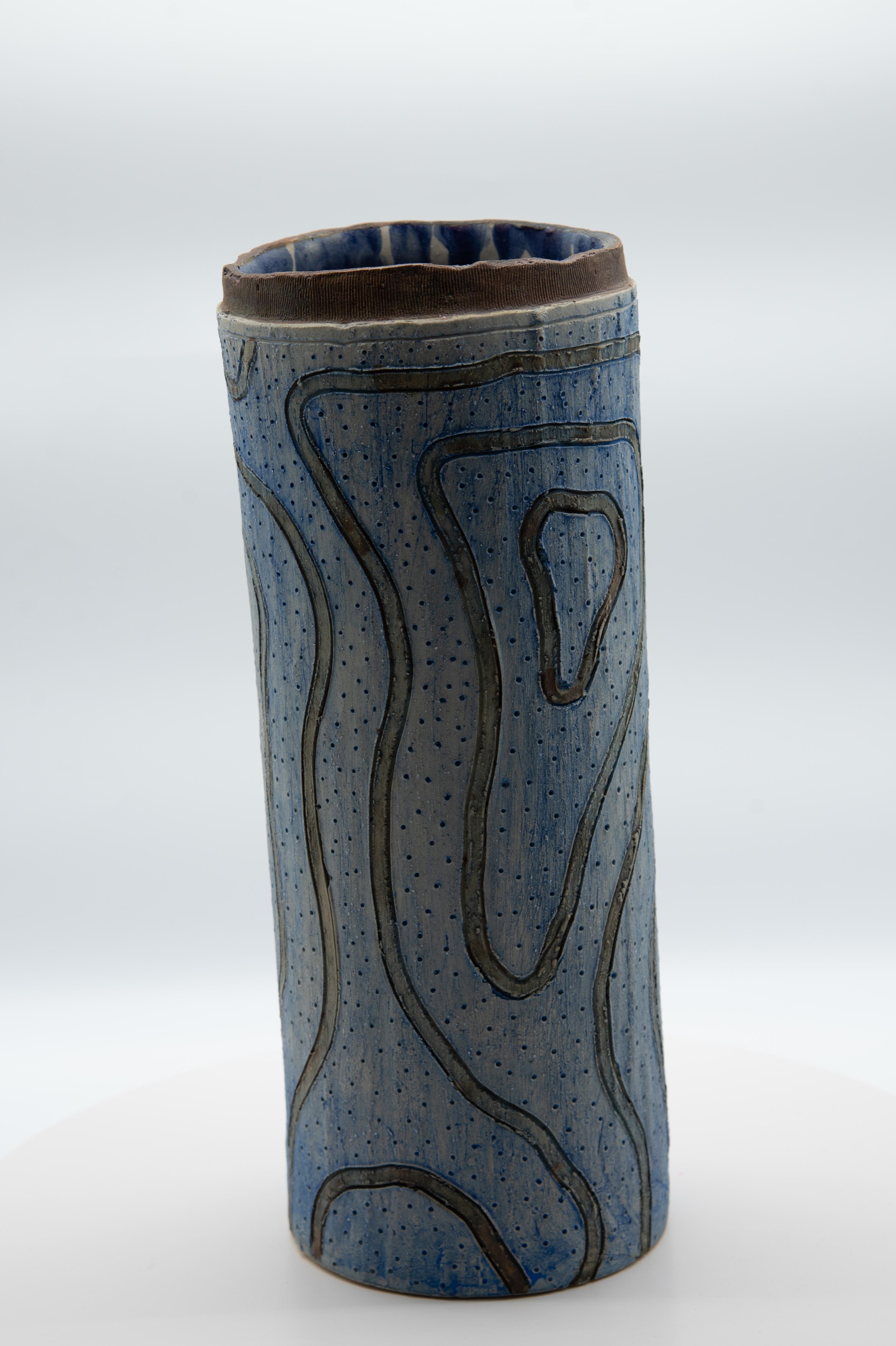 Mexikanische handgefertigte Mezcal-Vase, Ton, blaue Linien, Keramik, organische moderne Verzierung  (Organische Moderne) im Angebot
