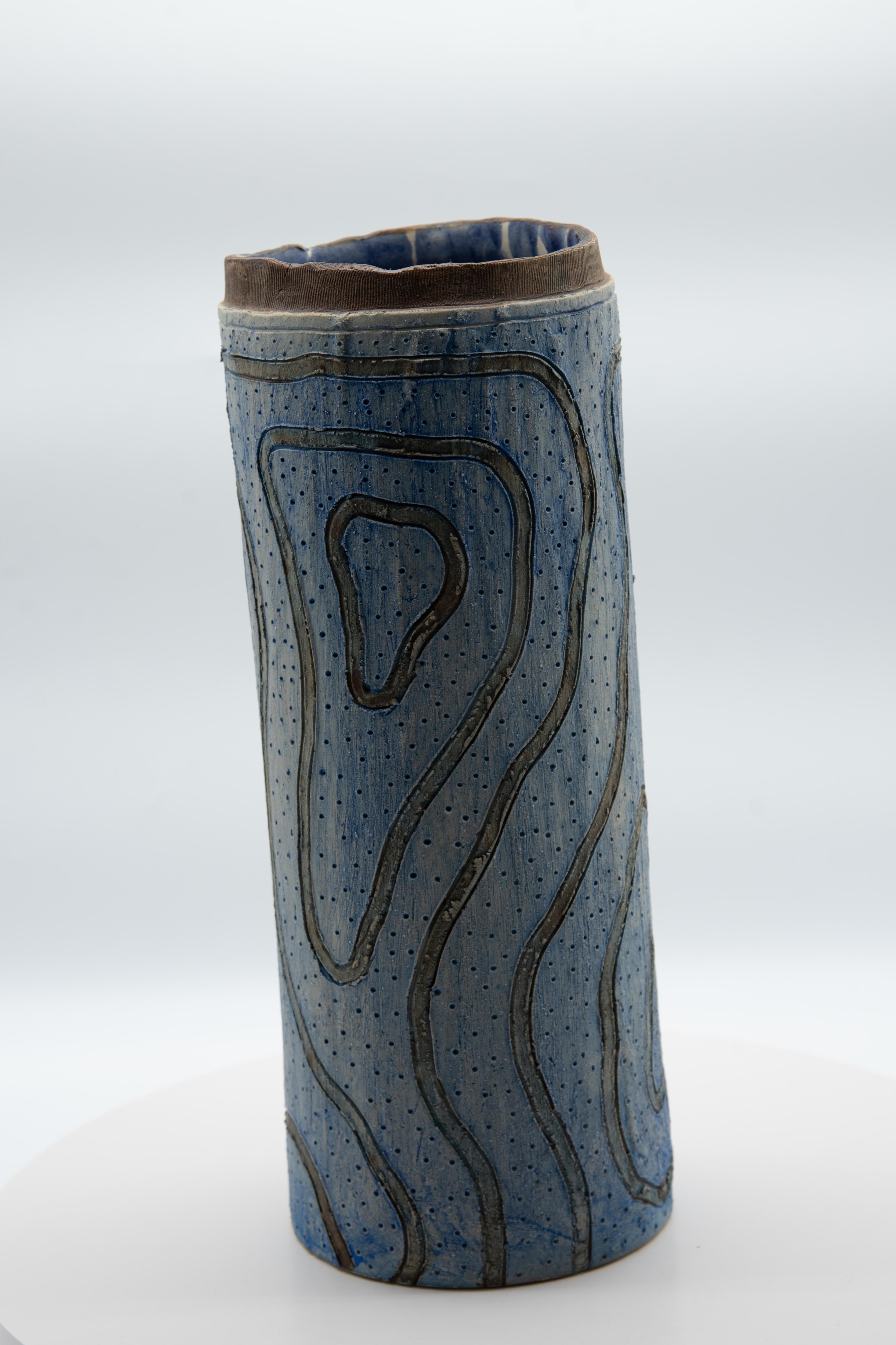 Mexikanische handgefertigte Mezcal-Vase, Ton, blaue Linien, Keramik, organische moderne Verzierung  (Handgefertigt) im Angebot