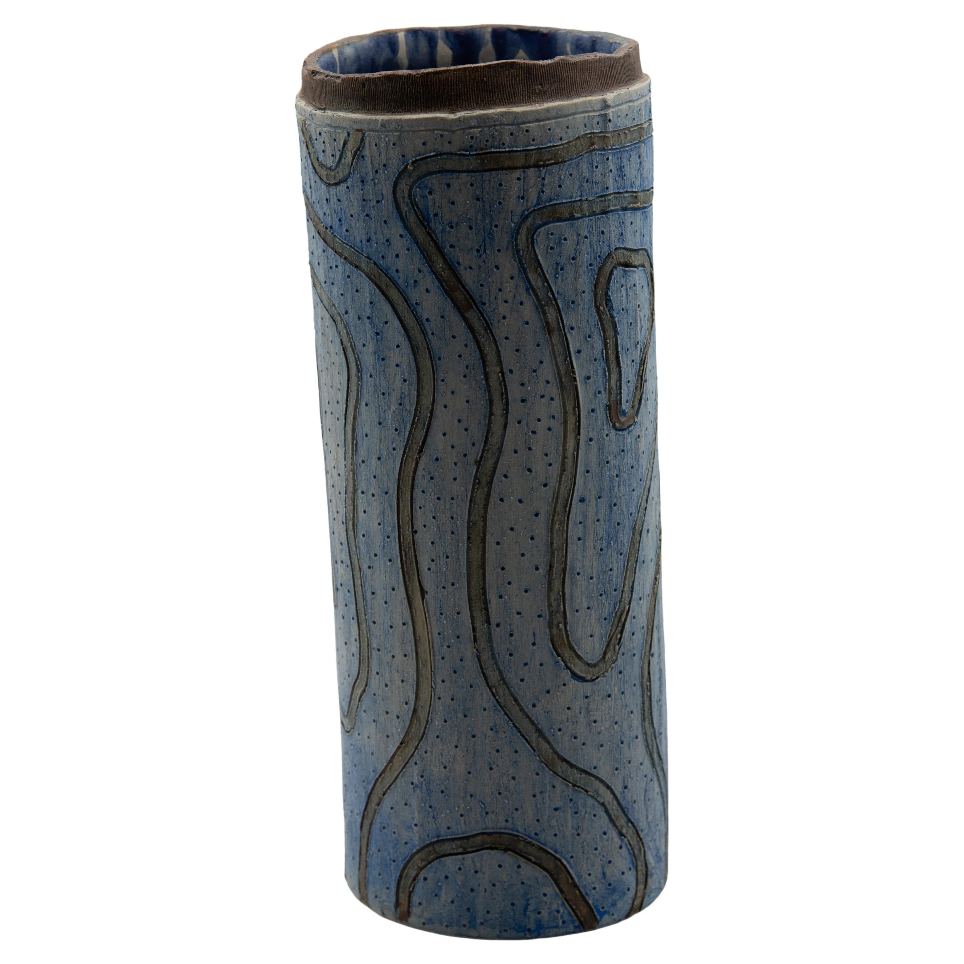 Mexikanische handgefertigte Mezcal-Vase, Ton, blaue Linien, Keramik, organische moderne Verzierung  im Angebot