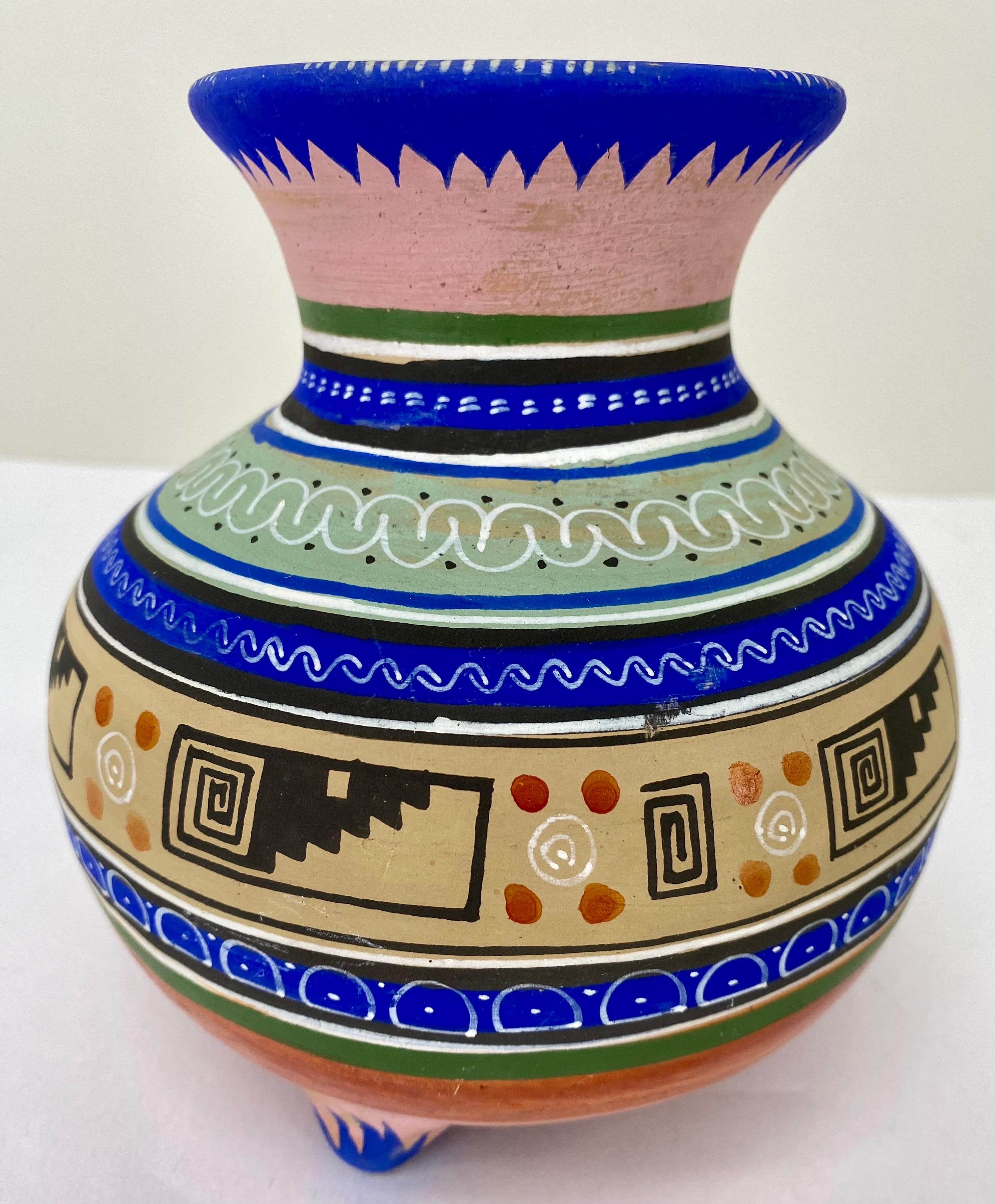 20ième siècle Poterie mexicaine faite à la main Vase à trois pieds multicolore  en vente
