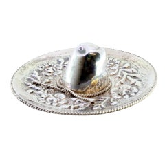 Sombrero mexicano de plata con aplicación y frisos acordonados con motivos florales en relieve
