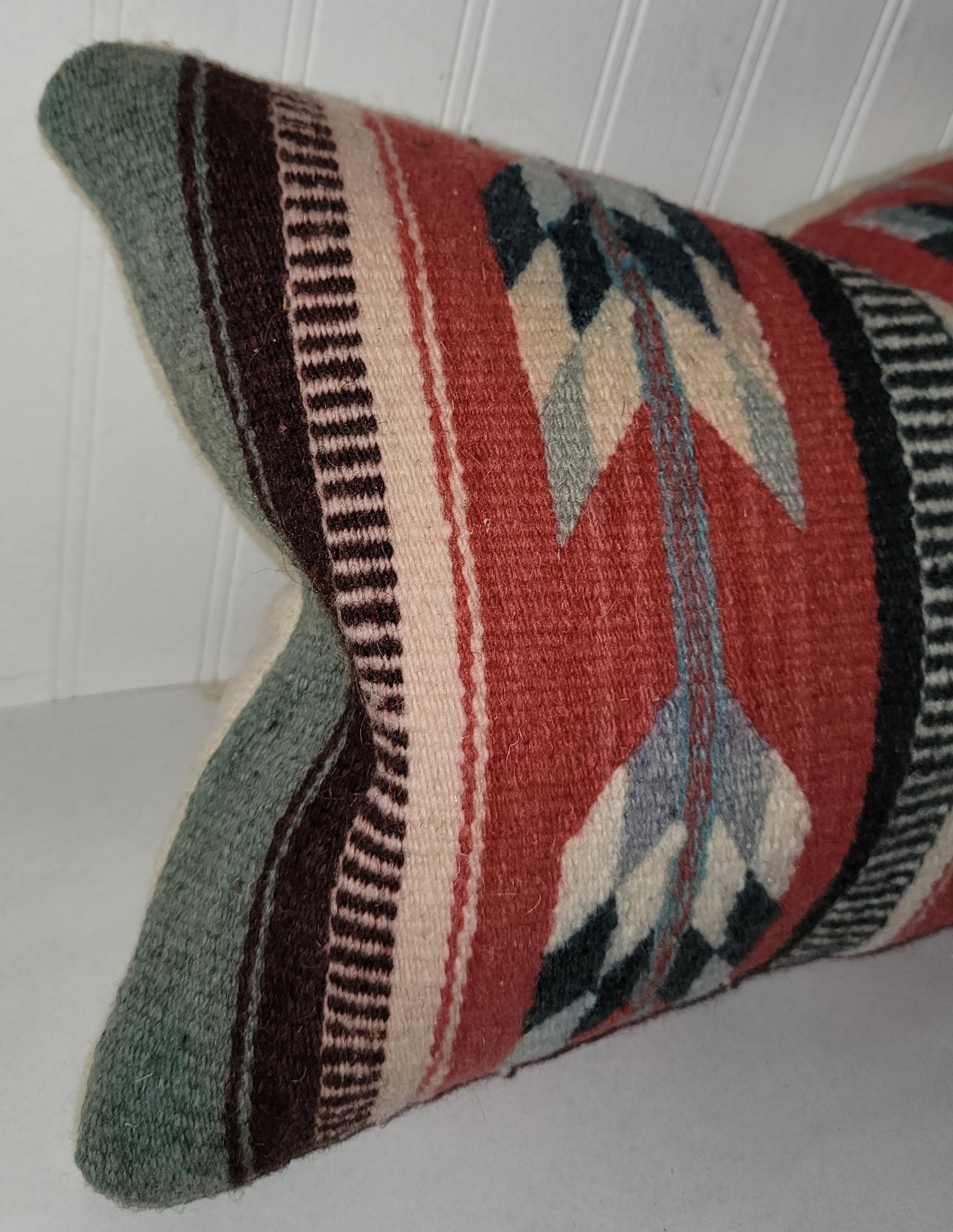 Coussin en laine indienne mexicaine tissée à la main avec des flèches sur les côtés opposés du coussin. Un beau tissage serré avec un fond sombre pour permettre aux couleurs de ressortir et de mettre en valeur le dessin. Dos en lin vintage et insert