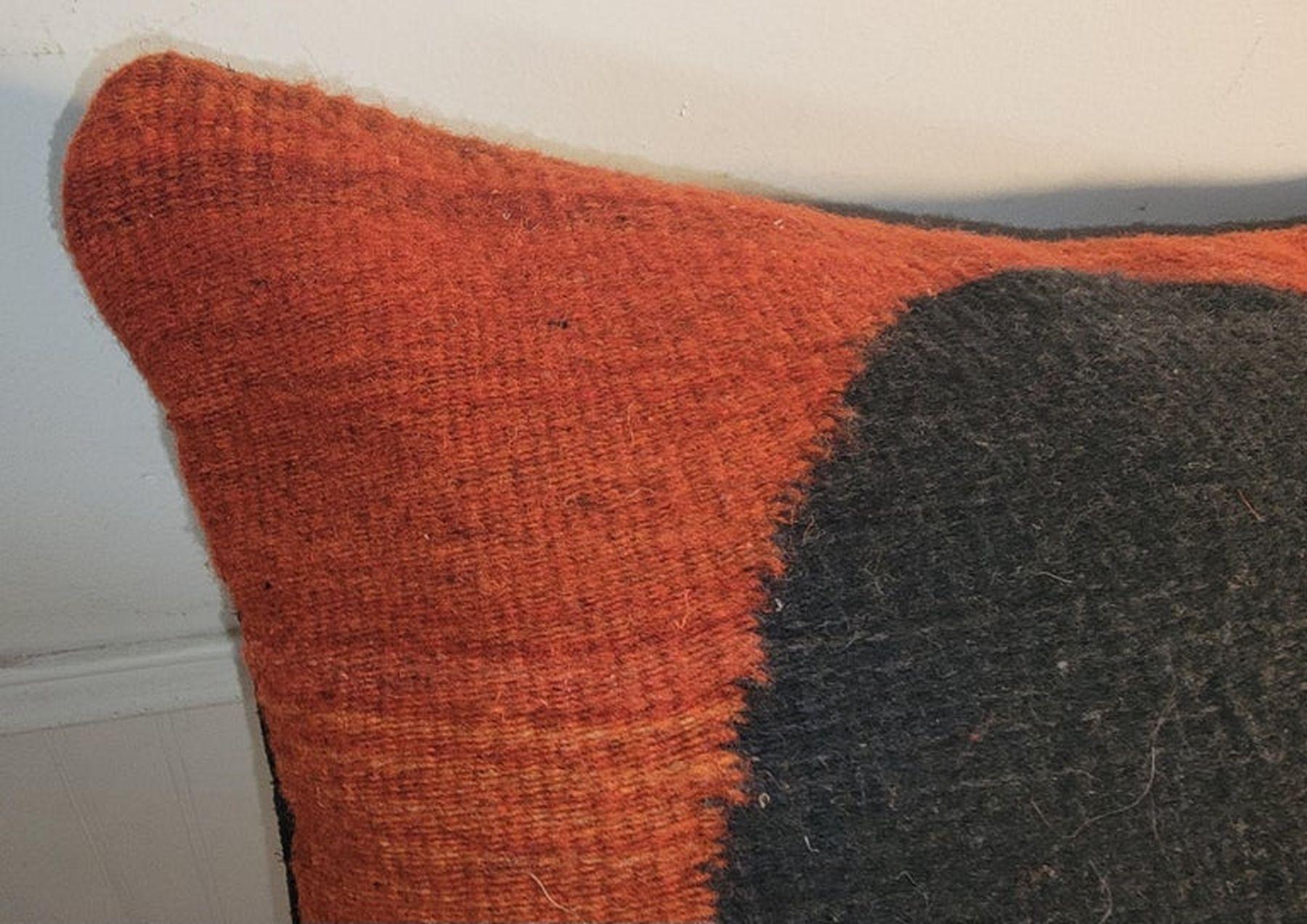 Fait main Oreiller en forme d'ours noir tissé par un Indien mexicain en vente