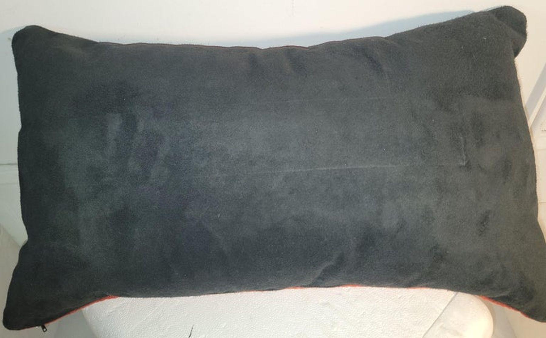 Oreiller en forme d'ours noir tissé par un Indien mexicain Bon état - En vente à Los Angeles, CA