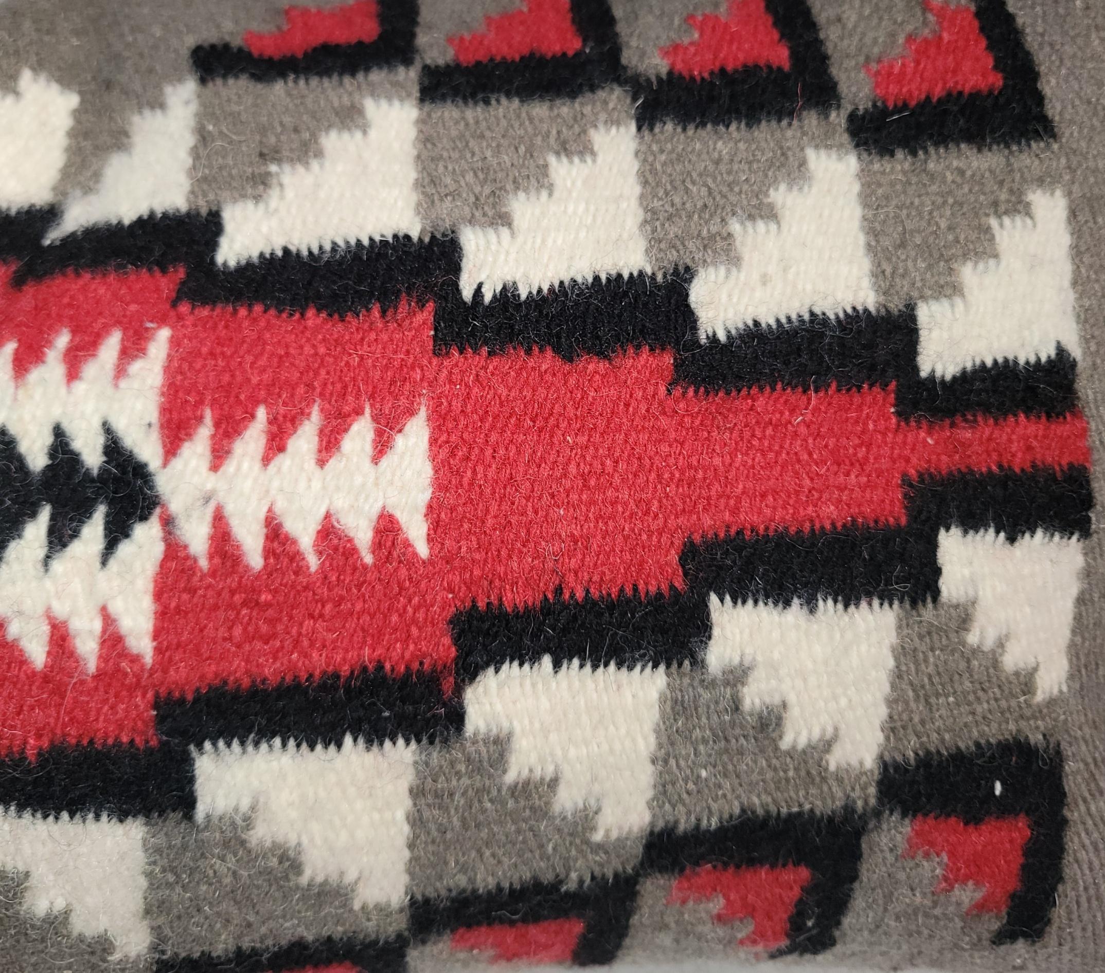Incredibile cuscino bolster di grandi dimensioni con tessitura Mexican Indian e supporto in lino nero. Questo cuscino bolster è imbottito di piume e piumette.