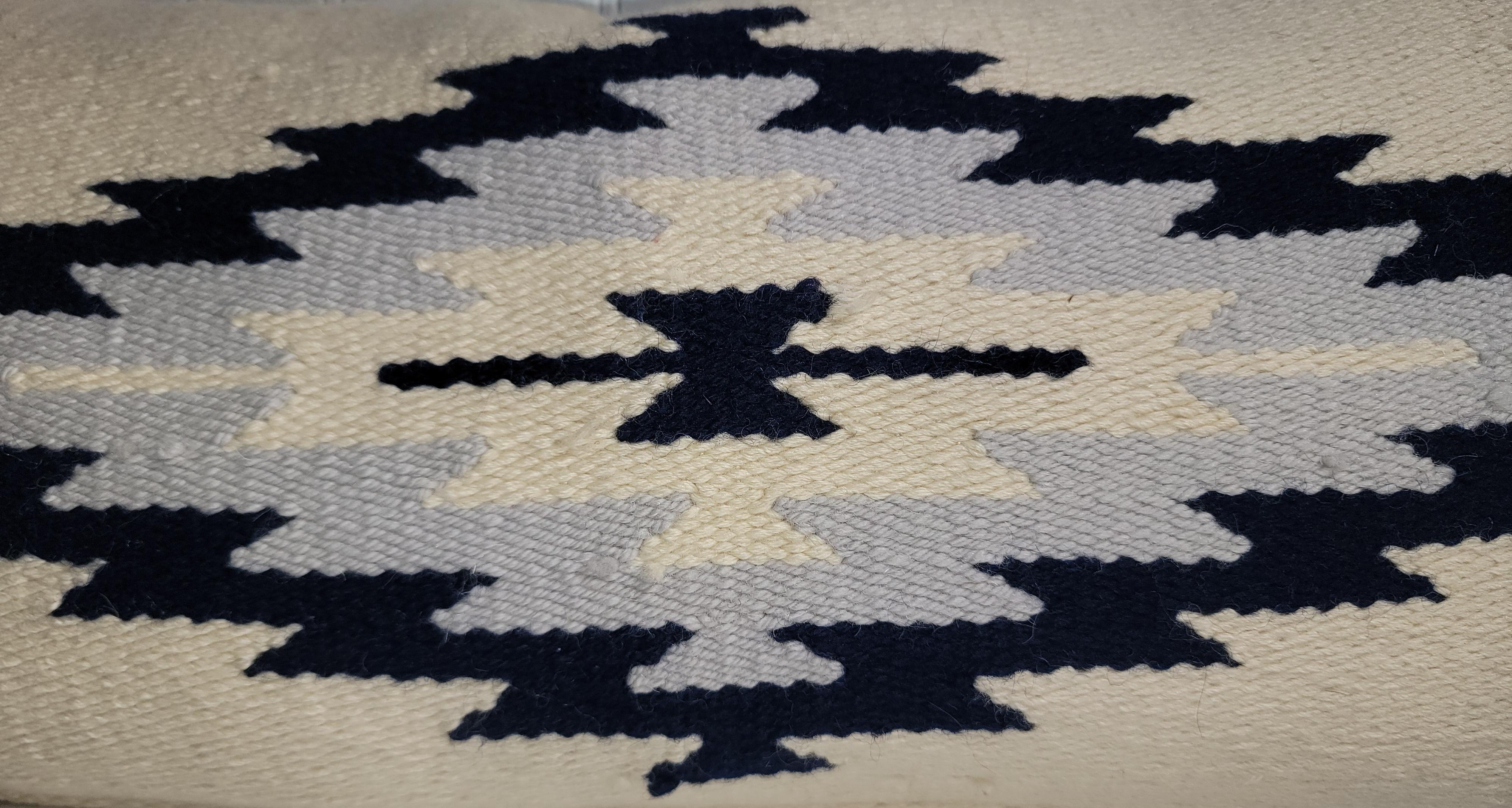 Almohada bolster de tejido Mexican Indian de color azul índigo y reverso redondo crema.El reverso es de lino natural y plumón y pluma.