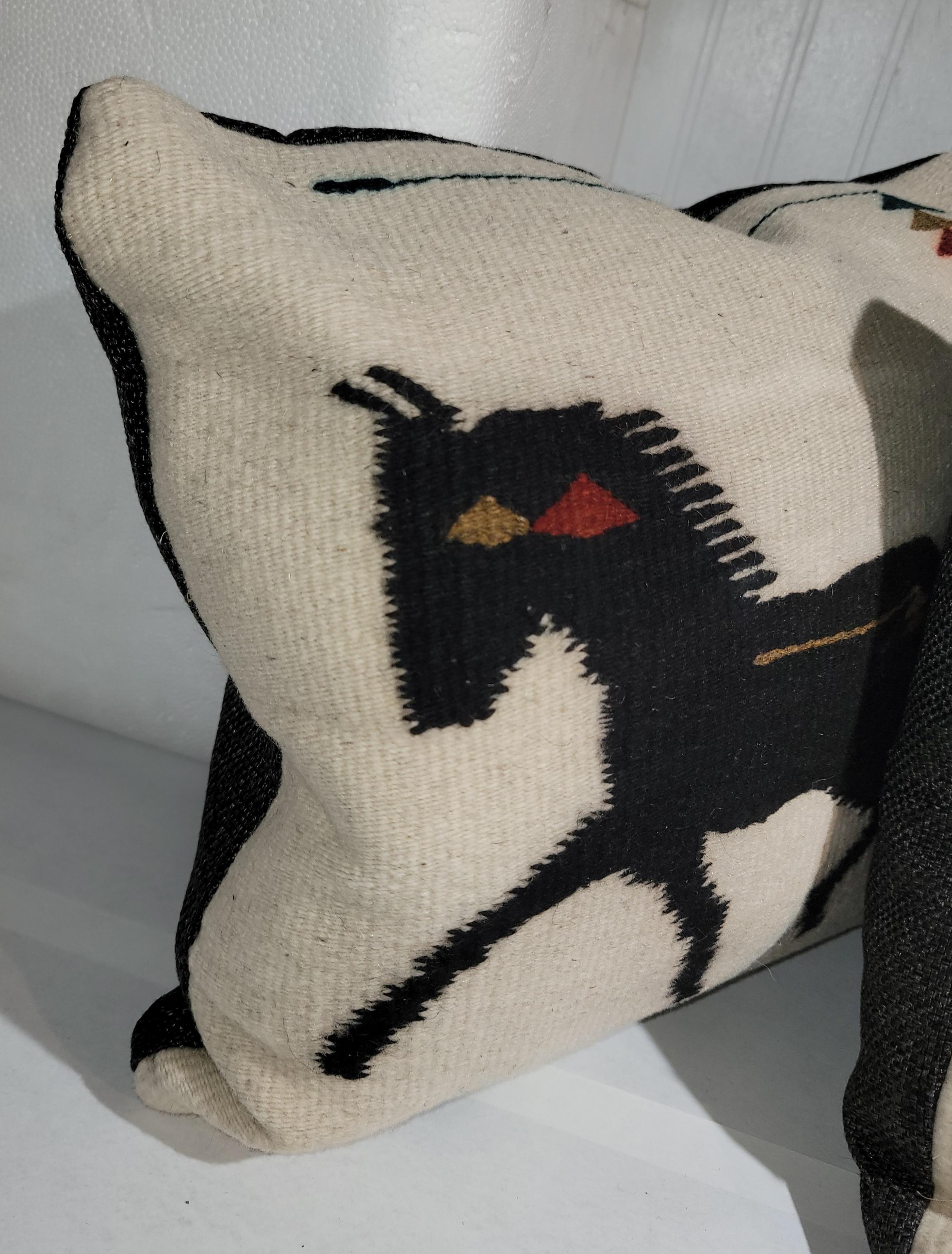 Tissage indien mexicain/américain avec des chevaux sur le devant. Les dossiers sont en lin noirâtre/gris et les inserts sont en duvet et plumes.