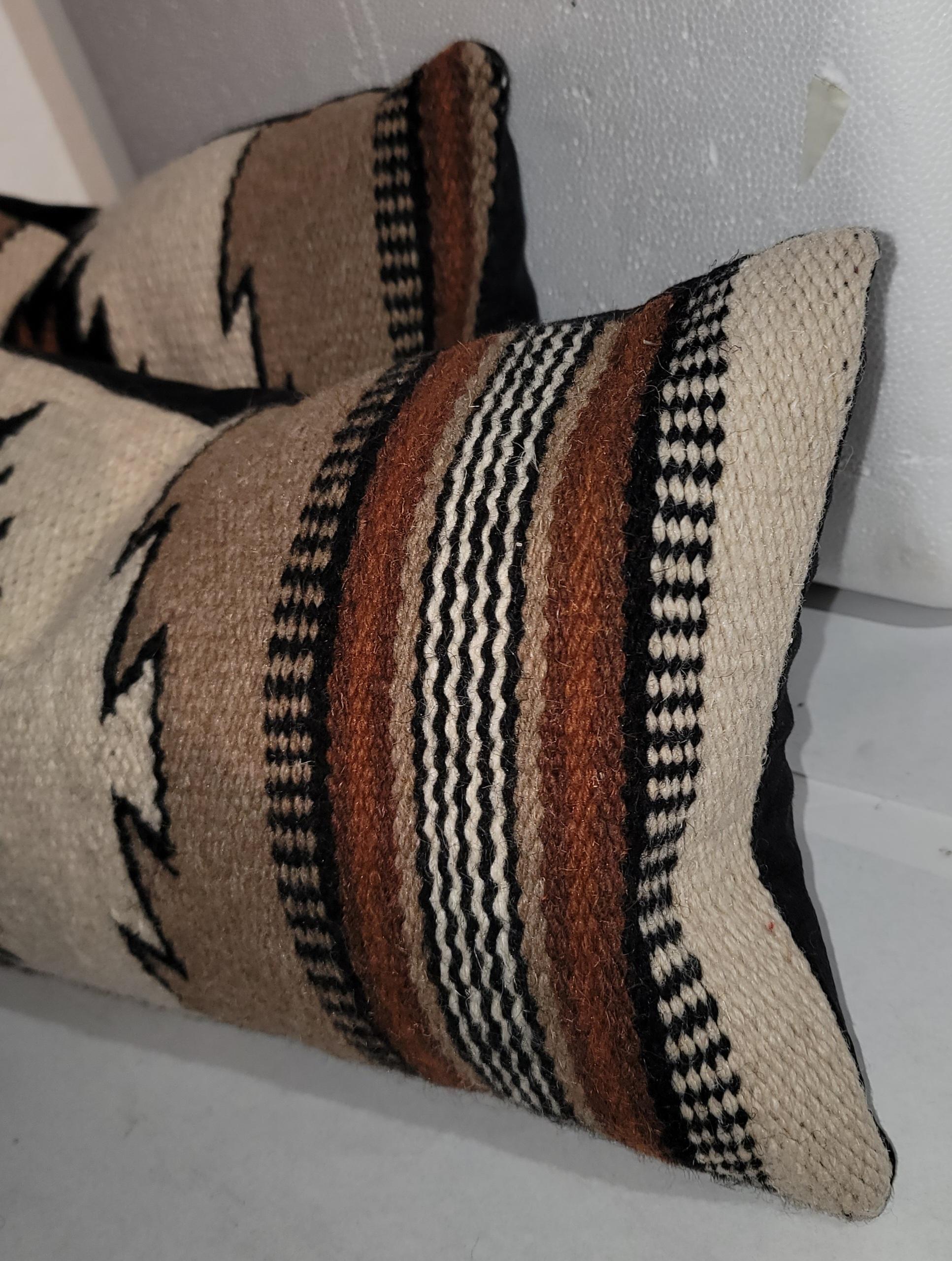 I cuscini della tessitura Mexican Indian sono in ottime condizioni e hanno tutti il retro in lino di cotone scuro. Gli inserti sono in piuma e piumino.