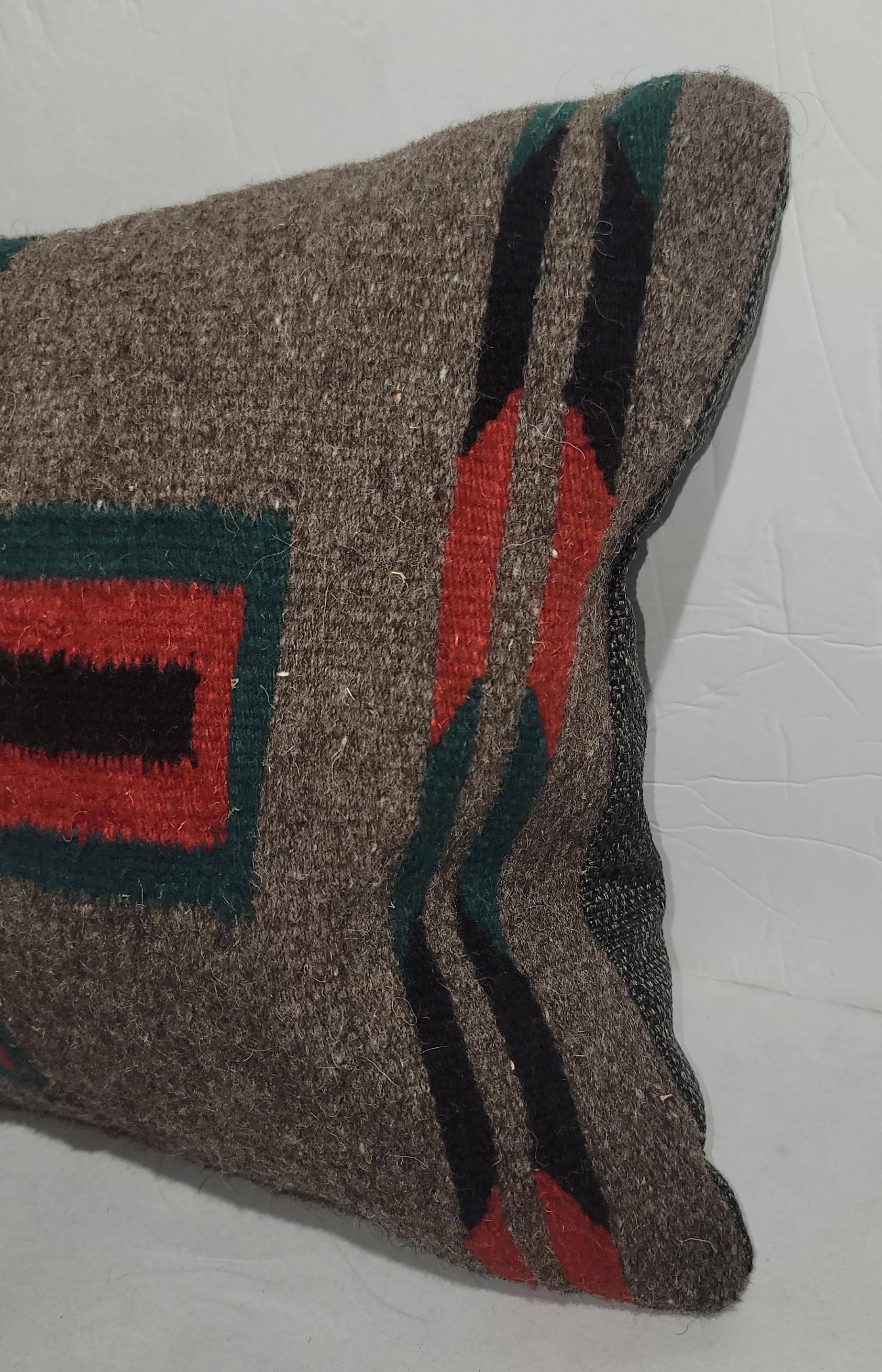 20Thc cuscino di tessitura Mexican Indian con una grande croce al centro del cuscino.  L'inserto è in piuma e piumino.