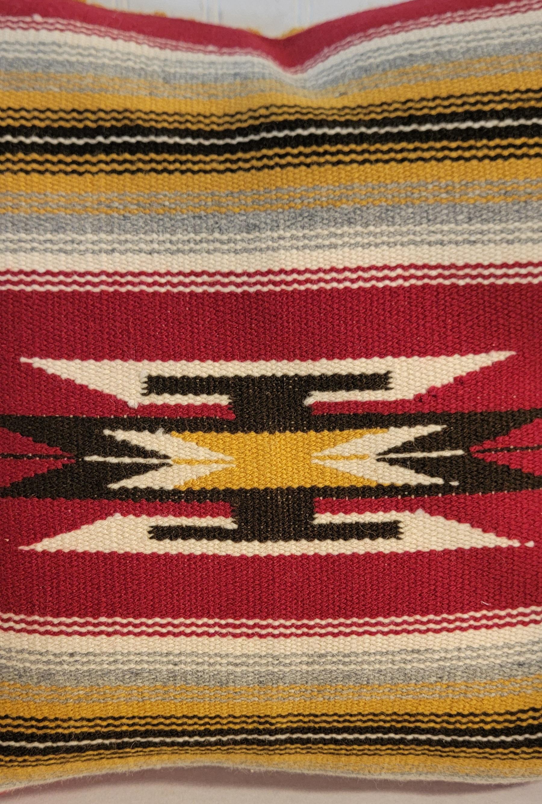 Questa tessitura Mexican Indian (stile serape) con un insolito retro in lana senape, è imbottita di piuma e piumino.