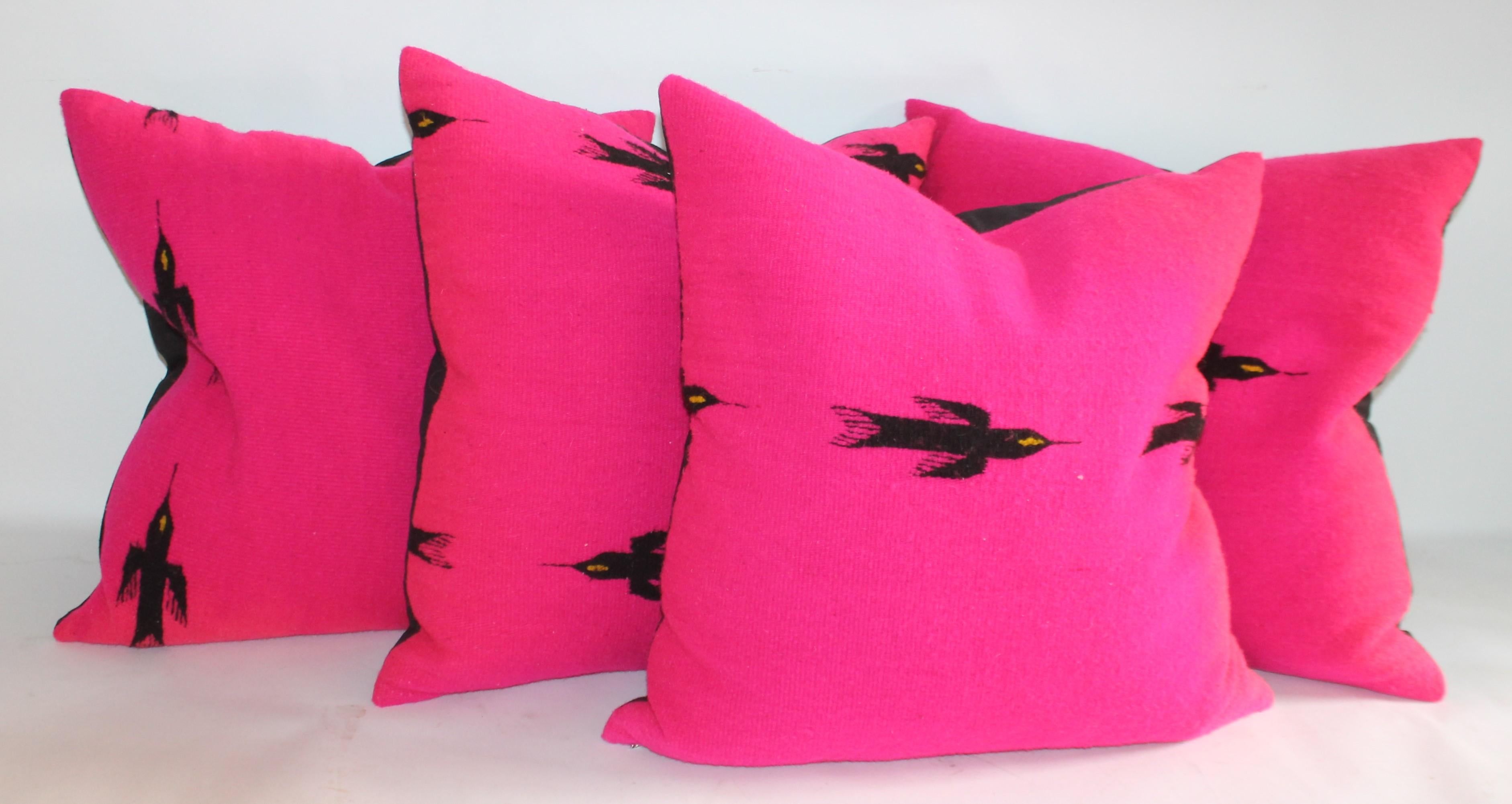 Ces fantastiques oreillers indiens mexicains en tissage rose avec des merles en vol. Le support est en lin de coton noir. Un oreiller présente une légère décoloration ou un éclaircissement du tissu.
