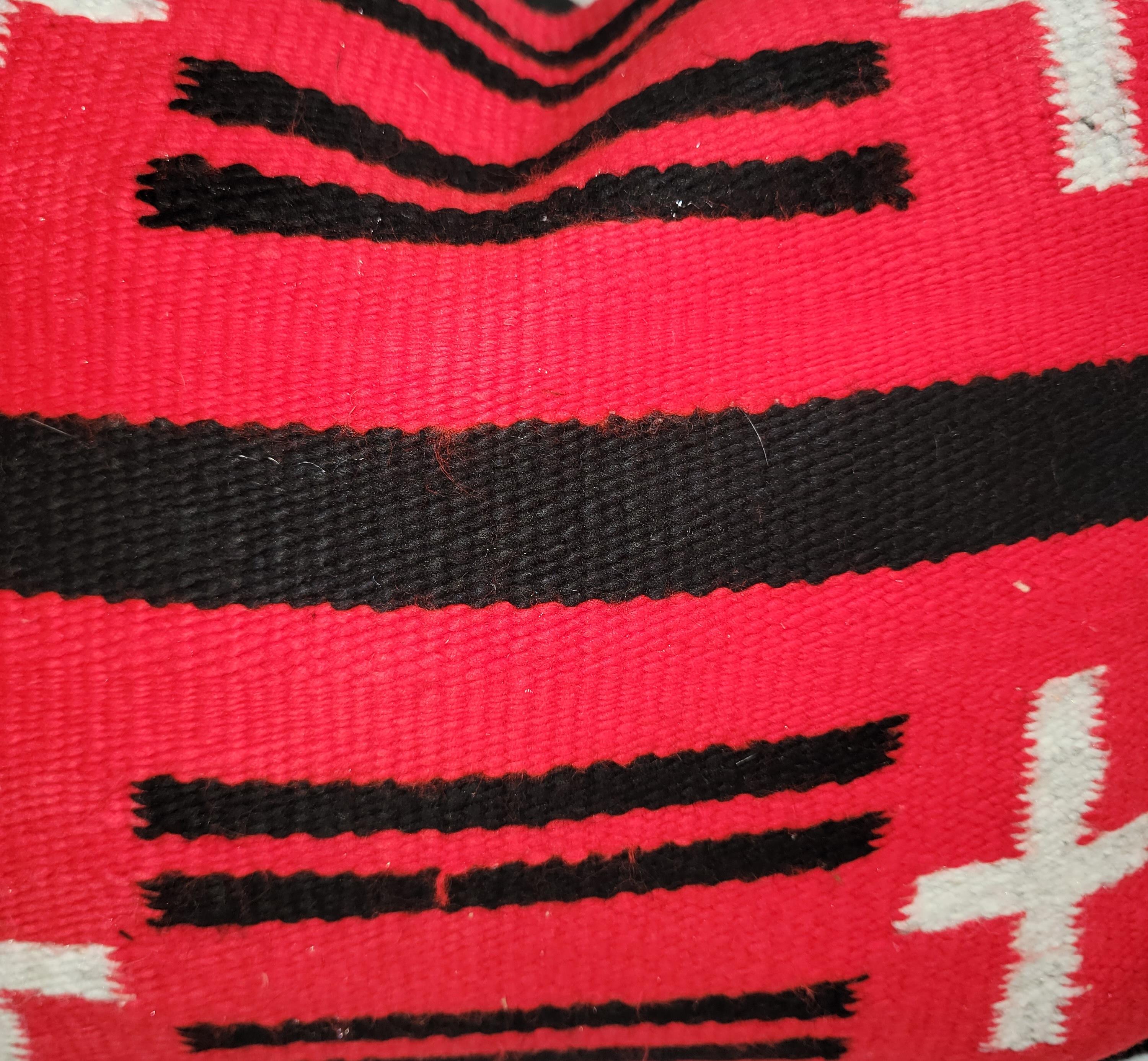Coussins indiens mexicains en laine rouge vif avec des croix contrastées dans chaque coin. 
Superbe paire d'oreillers en laine avec inserts en duvet et en plumes. Le support est fabriqué à partir d'un lin vintage. 