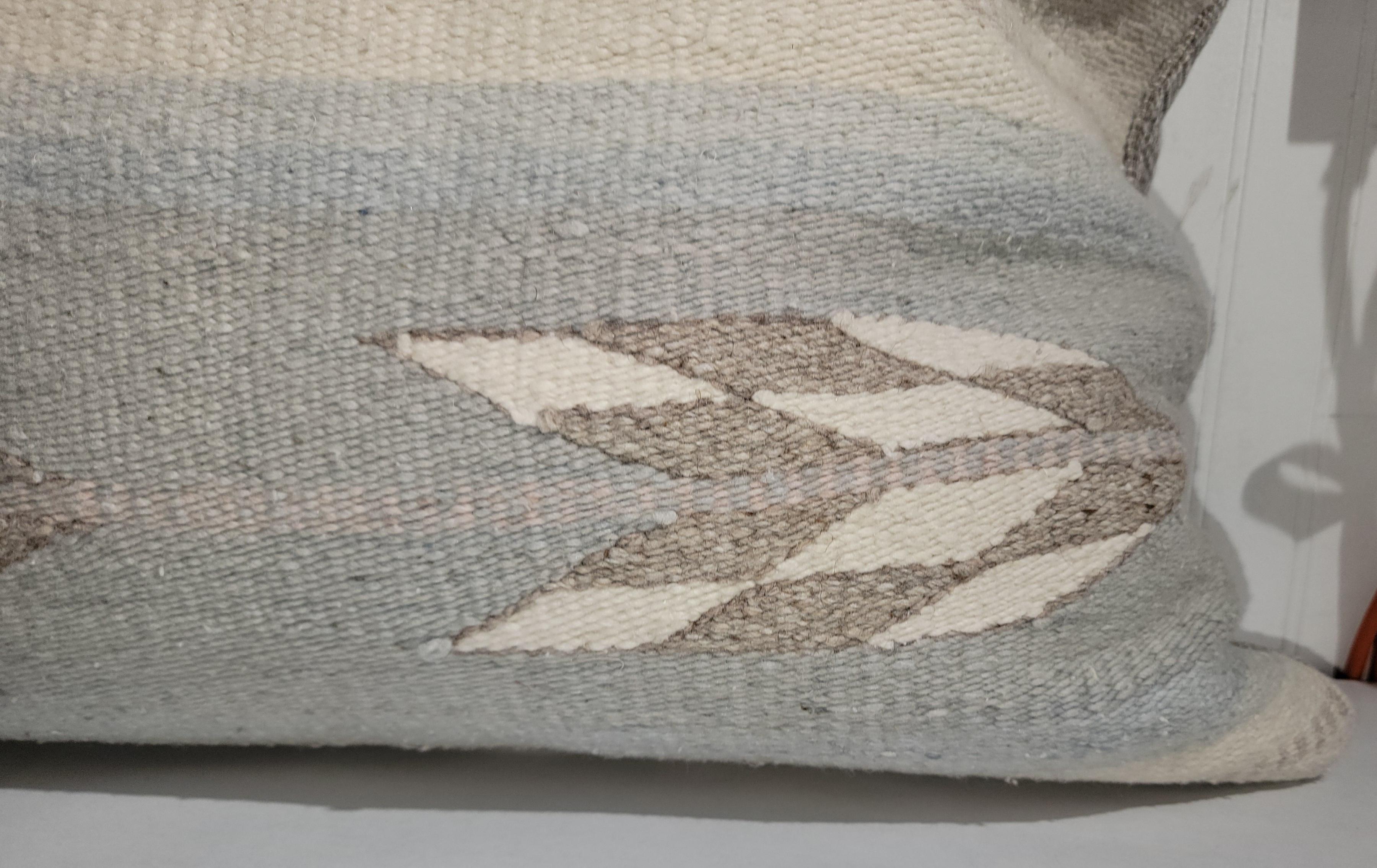 grande cuscino in lana Serape messicano di colore pastello. Questo cuscino messicano ha tonalità simili a quelle della coppia elencata, una palette di colori chiari. Marroni e blu chiari con un bel colore beige. Il design dei cuscini è