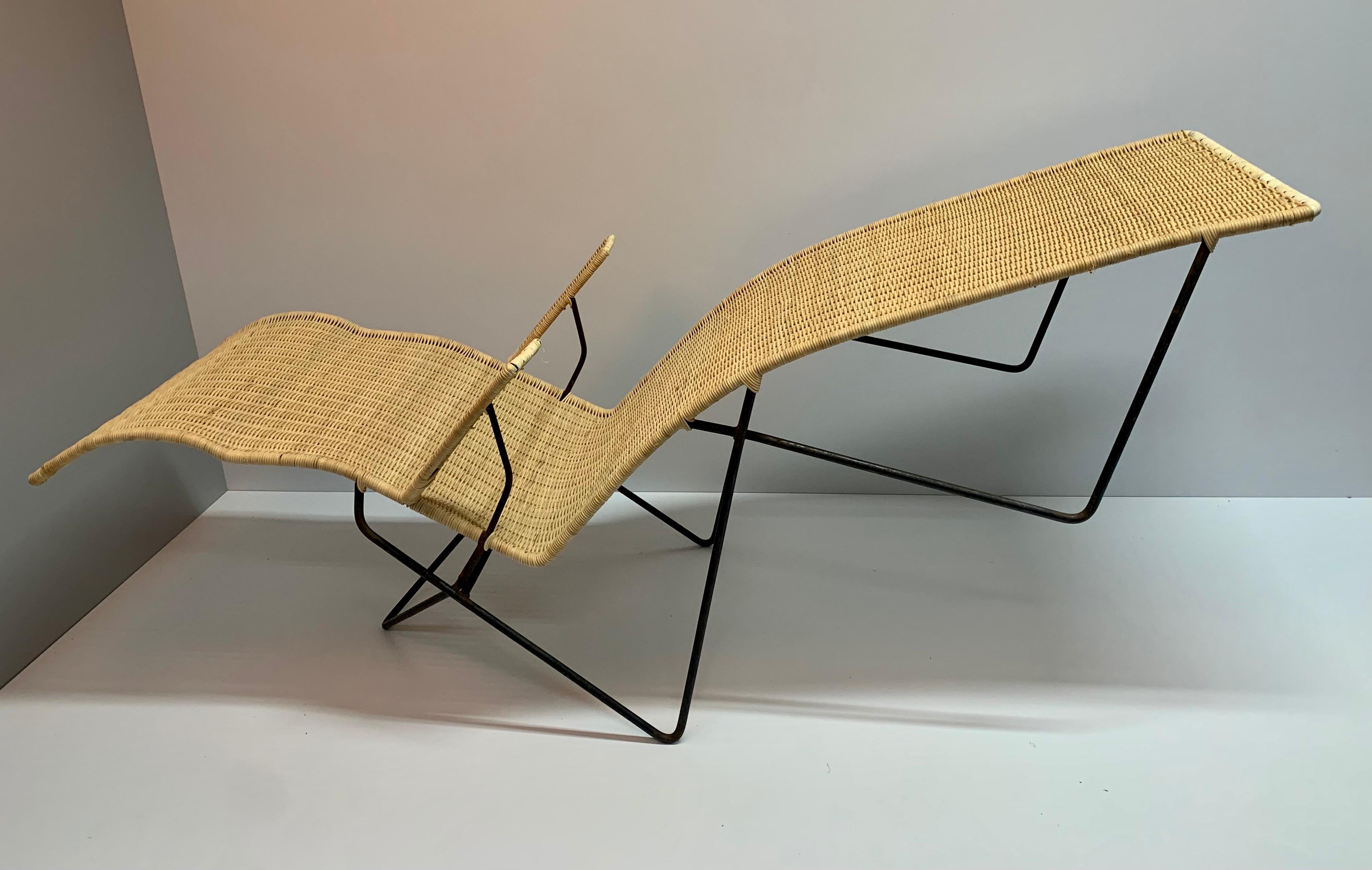 Mid-Century Modern Mexican Iron and Rattan Chaise Longue For Sale