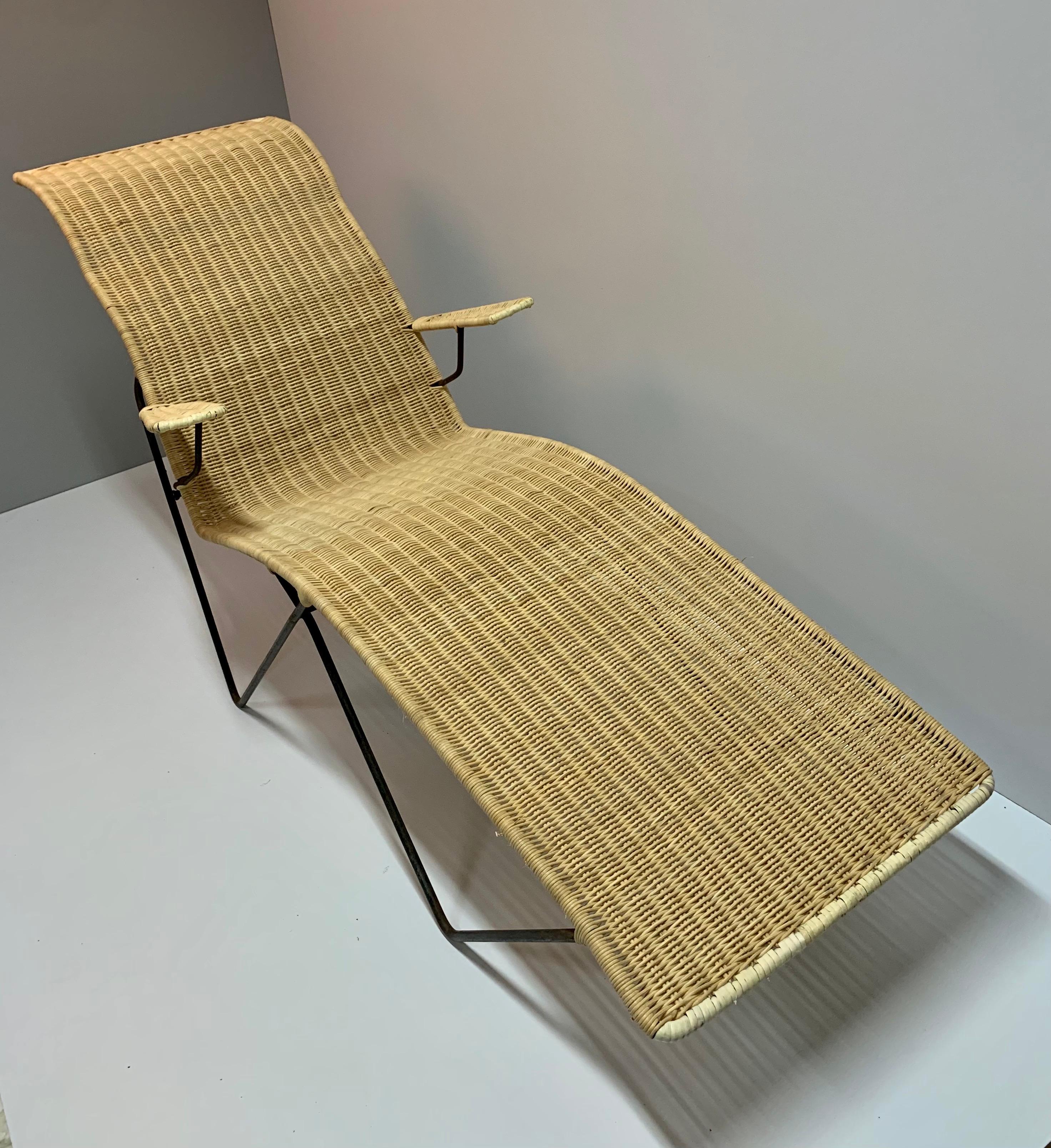 Mid-20th Century Mexican Iron and Rattan Chaise Longue For Sale
